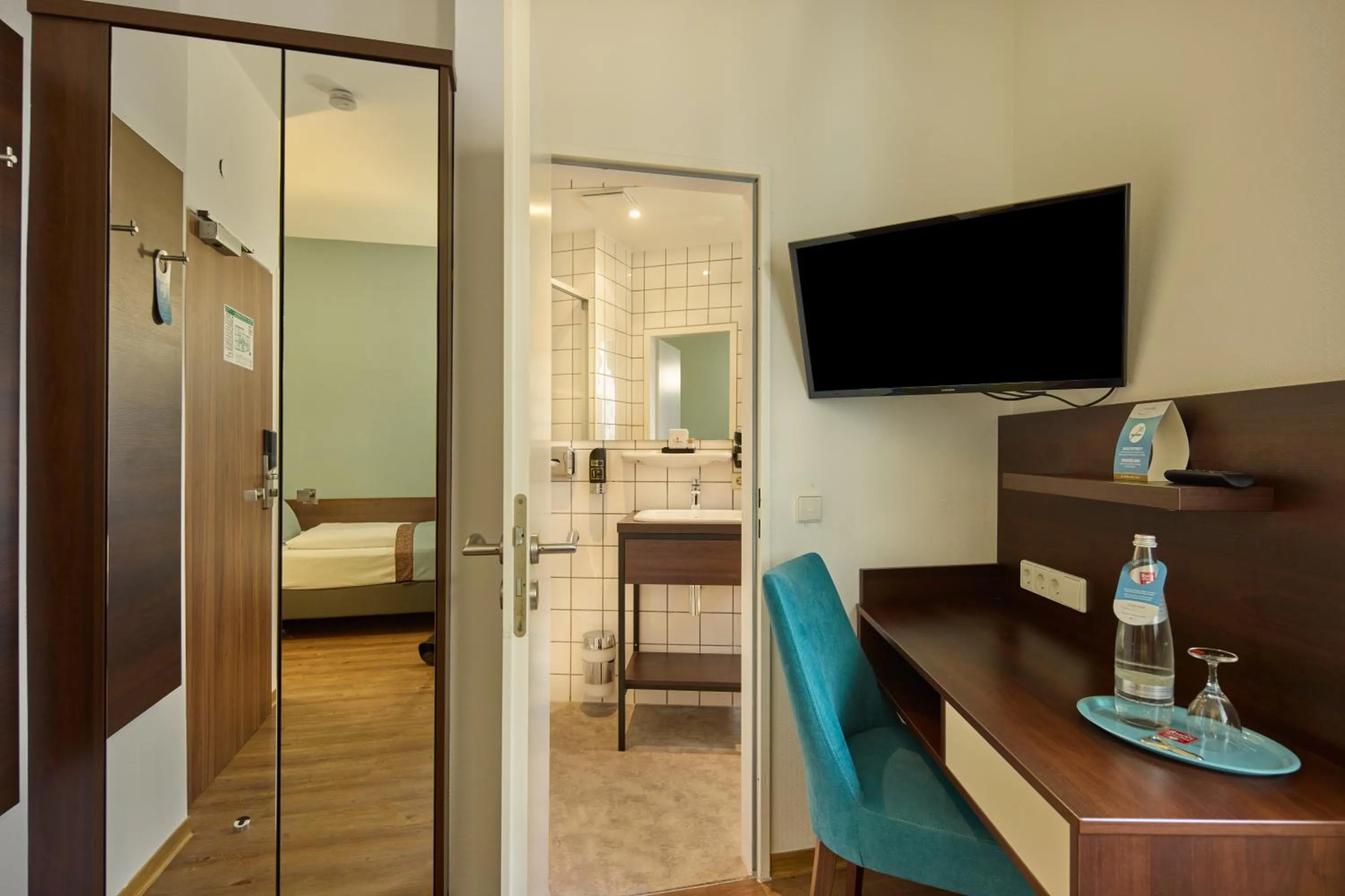 Bathroom, Bed in Trip Inn Hotel Messe Westend