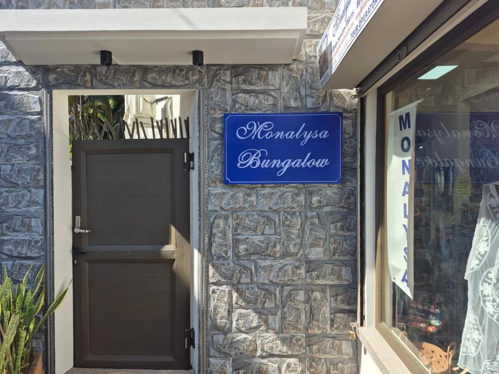 Text overlay in Monalysa Holidays