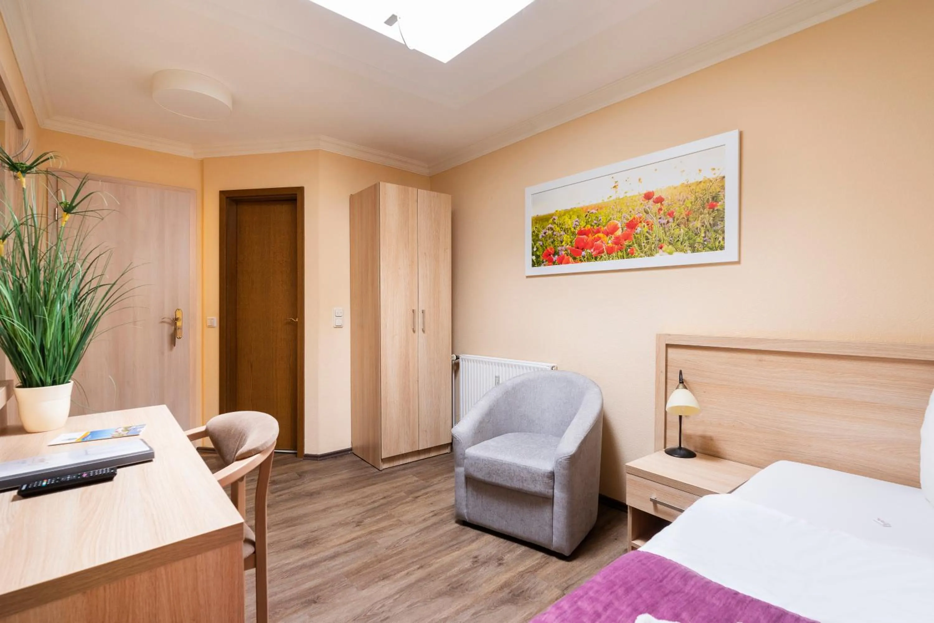 Seating area, Bed in Cityhotel Bernburg