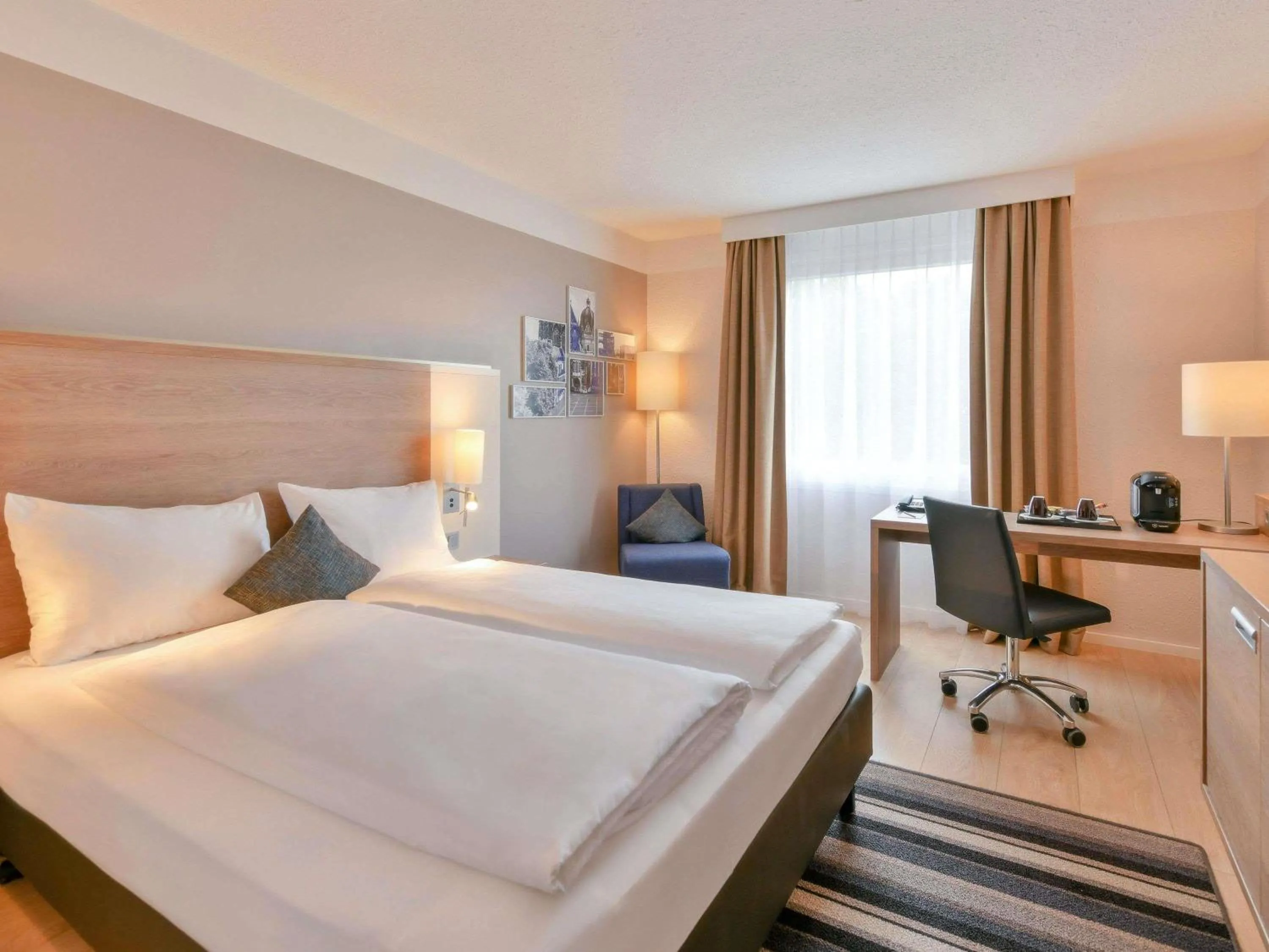 Property building, Bed in Mercure Aachen Europaplatz
