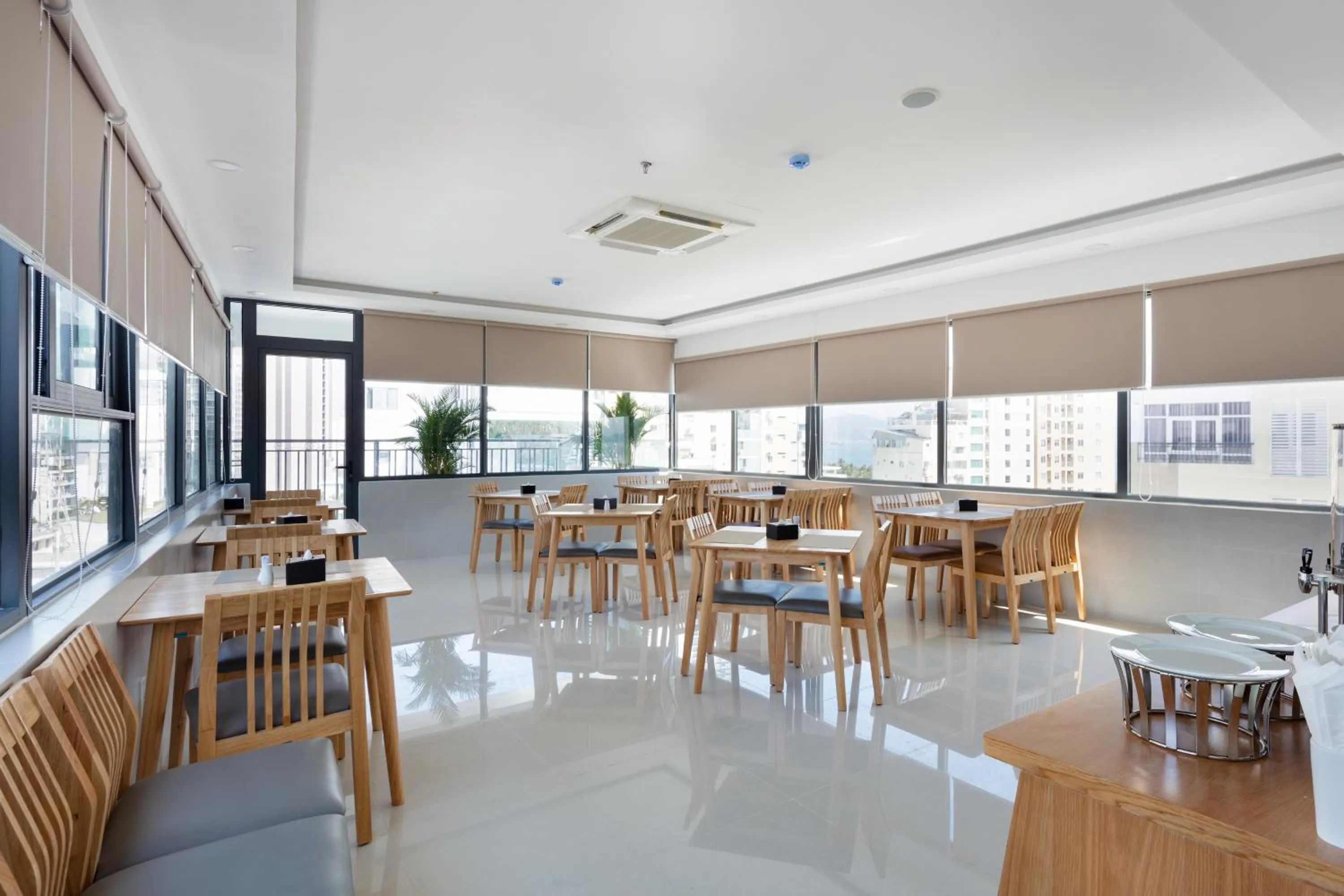 Restaurant/places to eat in XO Hotel & Apartments