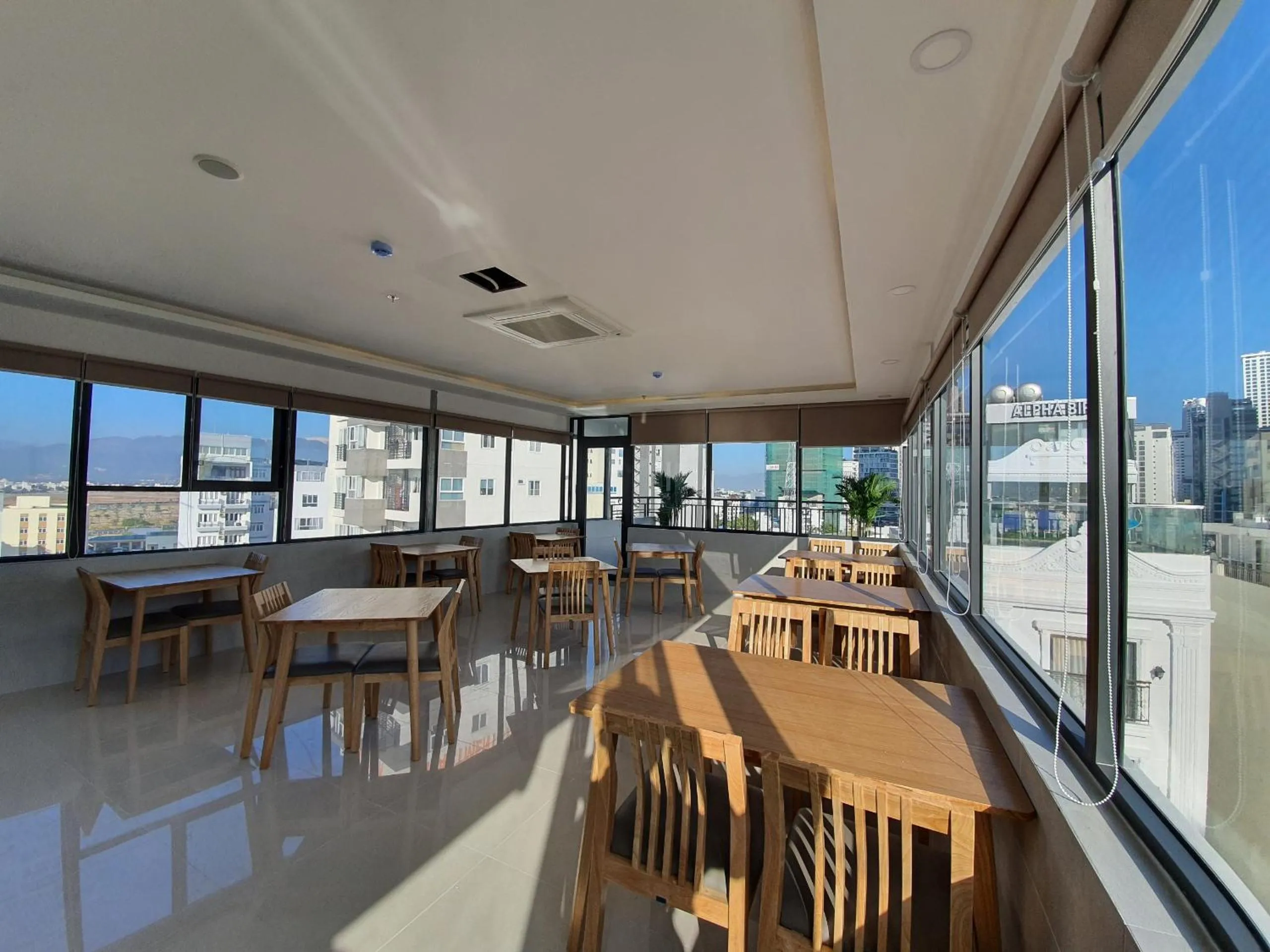 Restaurant/places to eat in XO Hotel & Apartments