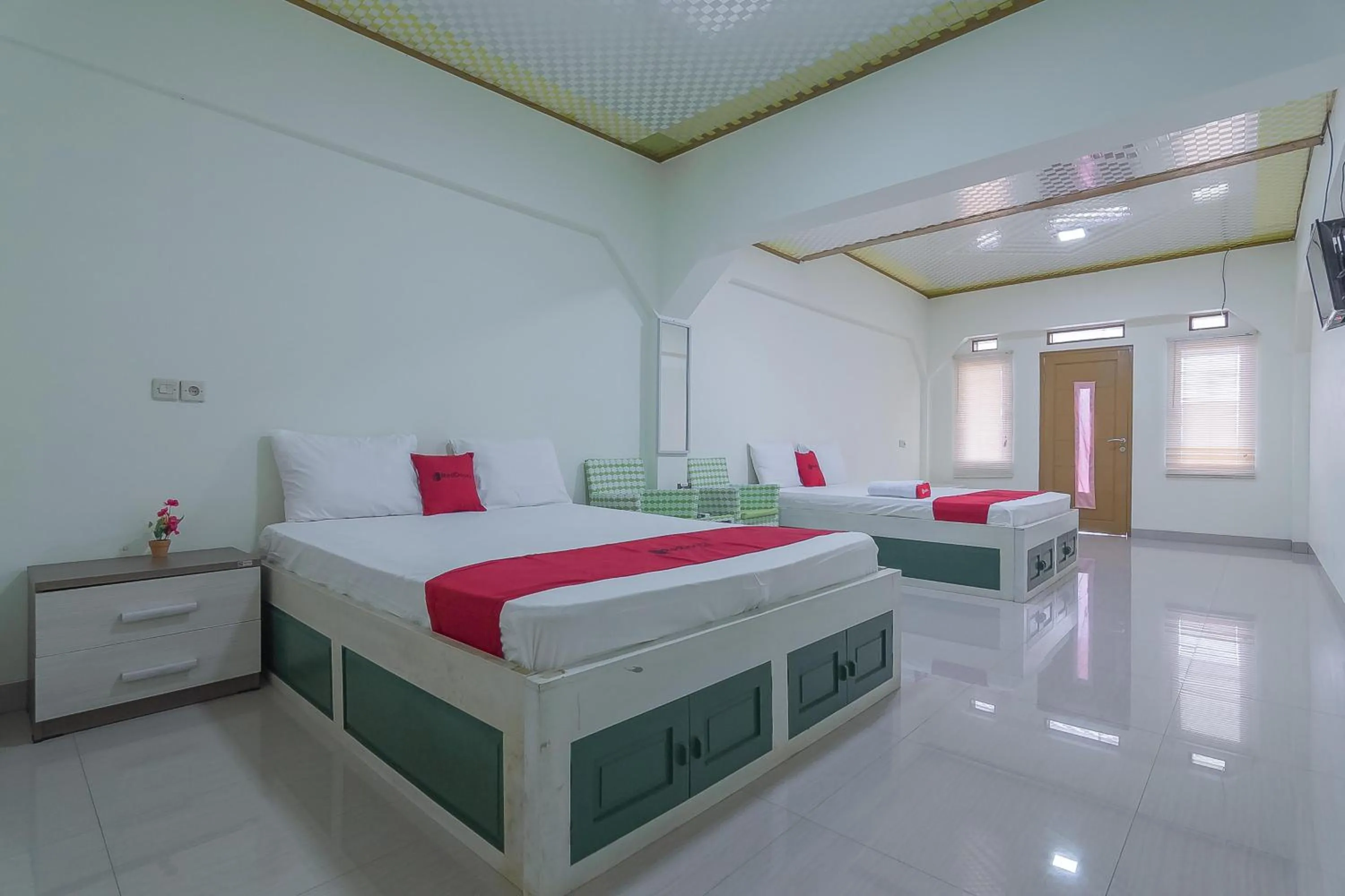 Bed in RedDoorz Resort Syariah @ Batu Apung Purwakarta
