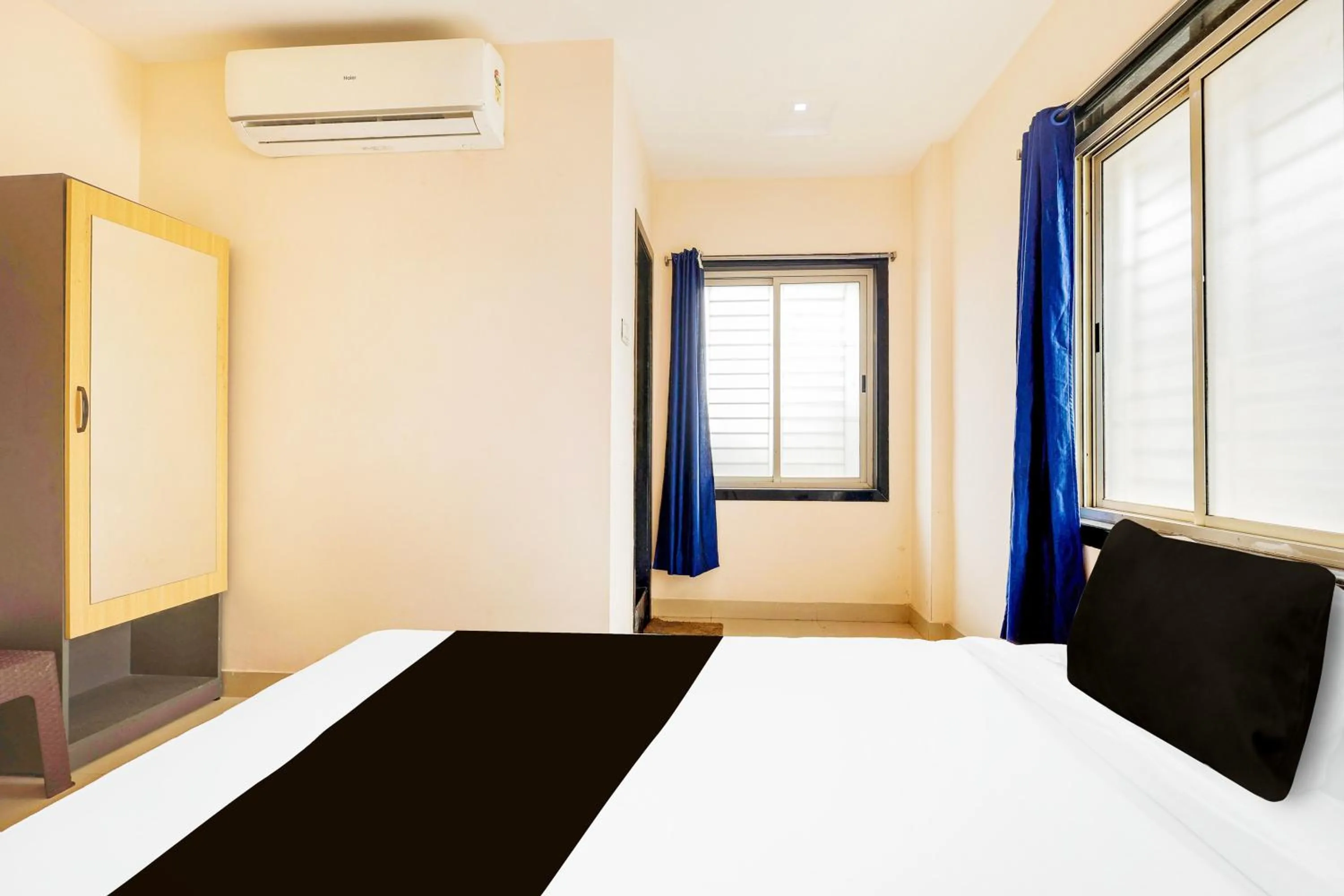 Bedroom, Bed in Super Collection O Kakinada near JNTU