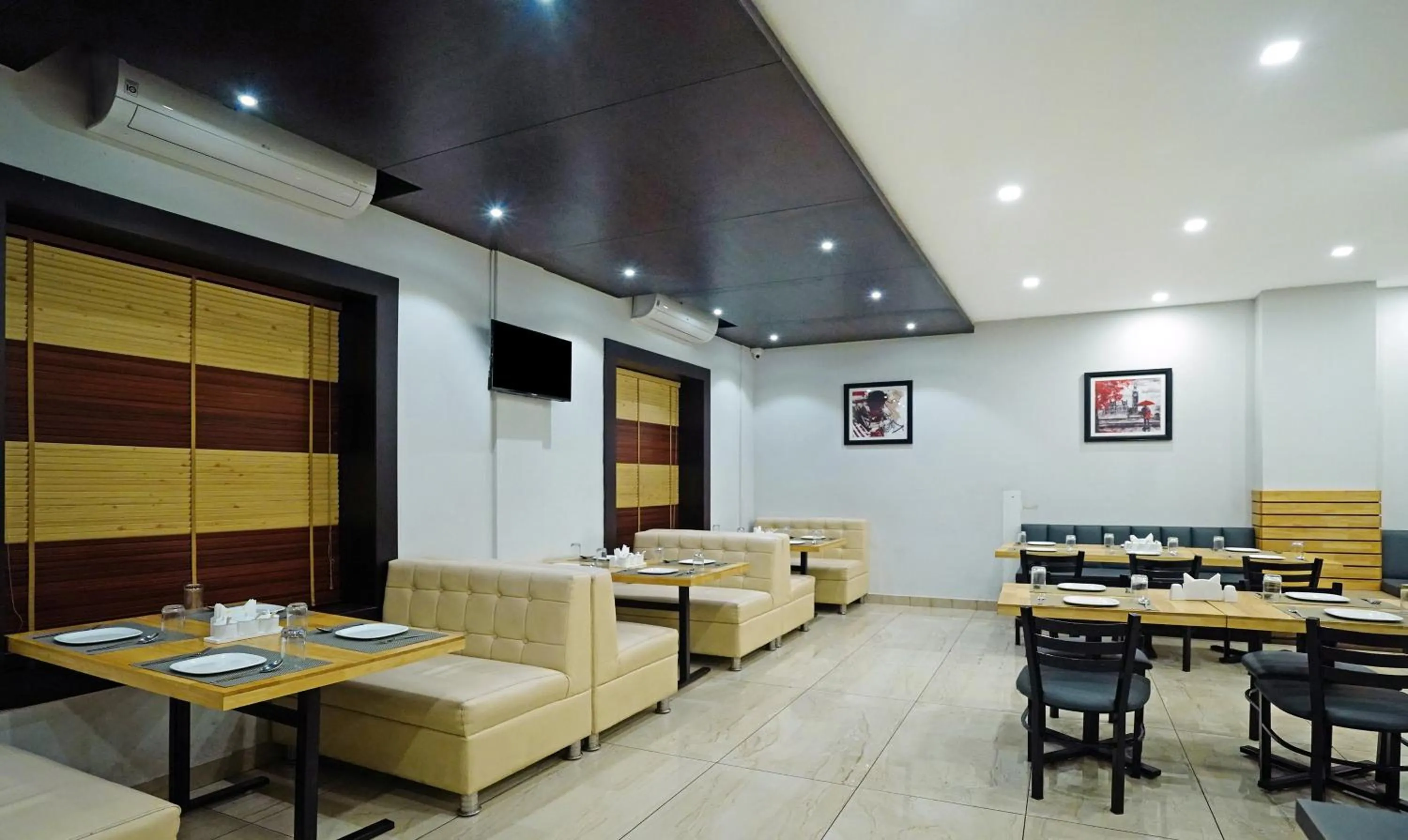 Restaurant/places to eat in Treebo Lazystay Grand Patia