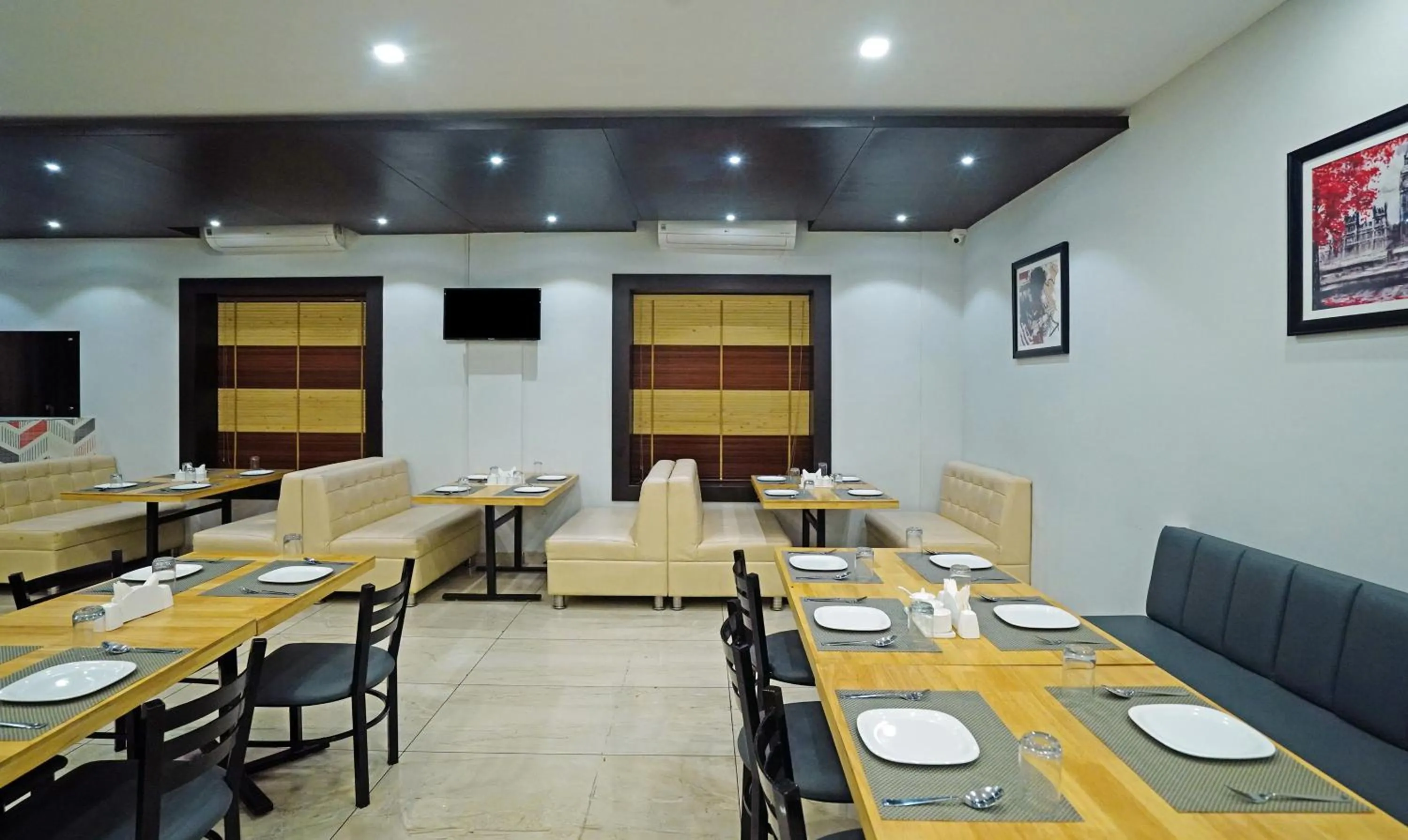 Restaurant/places to eat in Treebo Lazystay Grand Patia