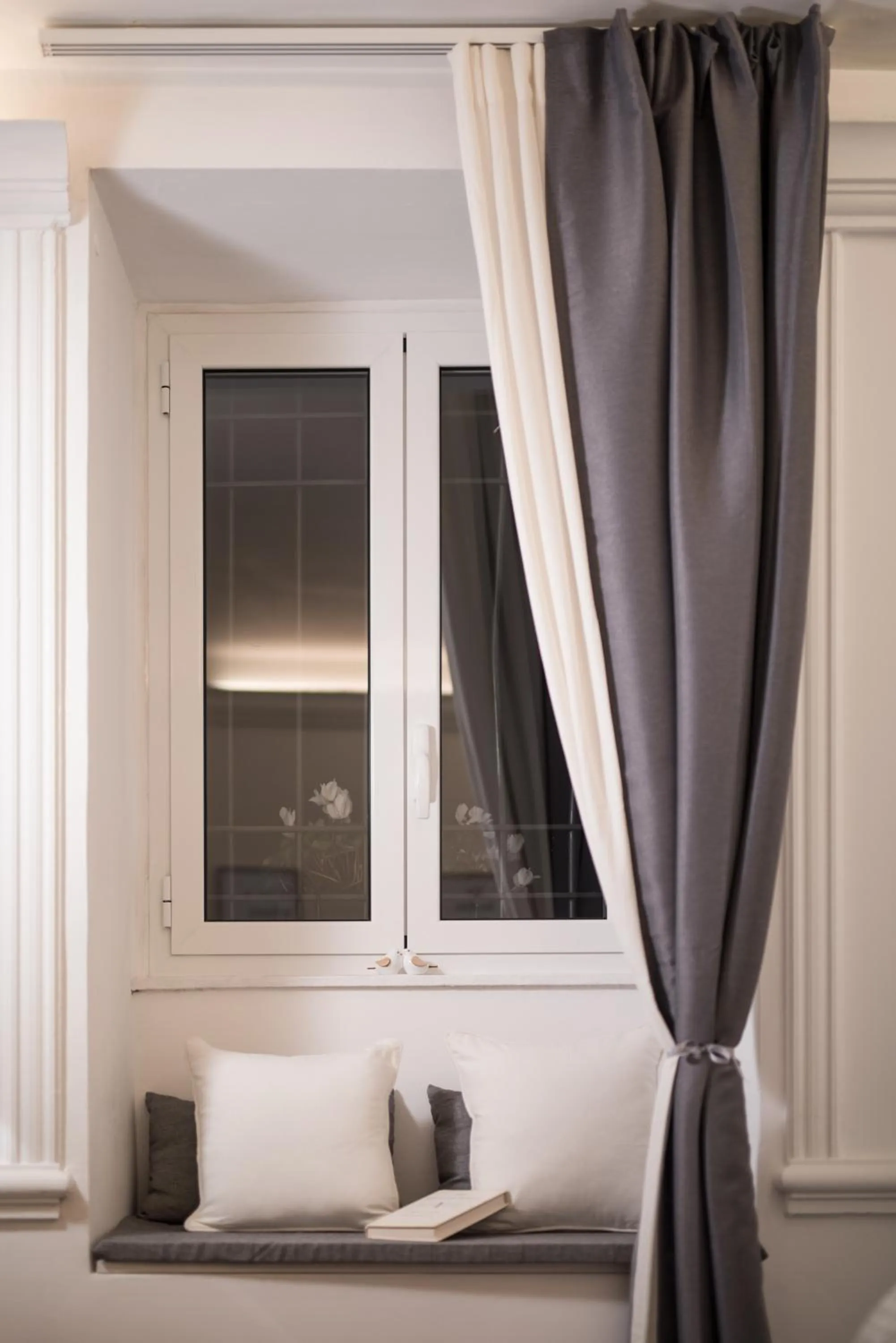 Decorative detail, Bed in Sweet Arco Farnese