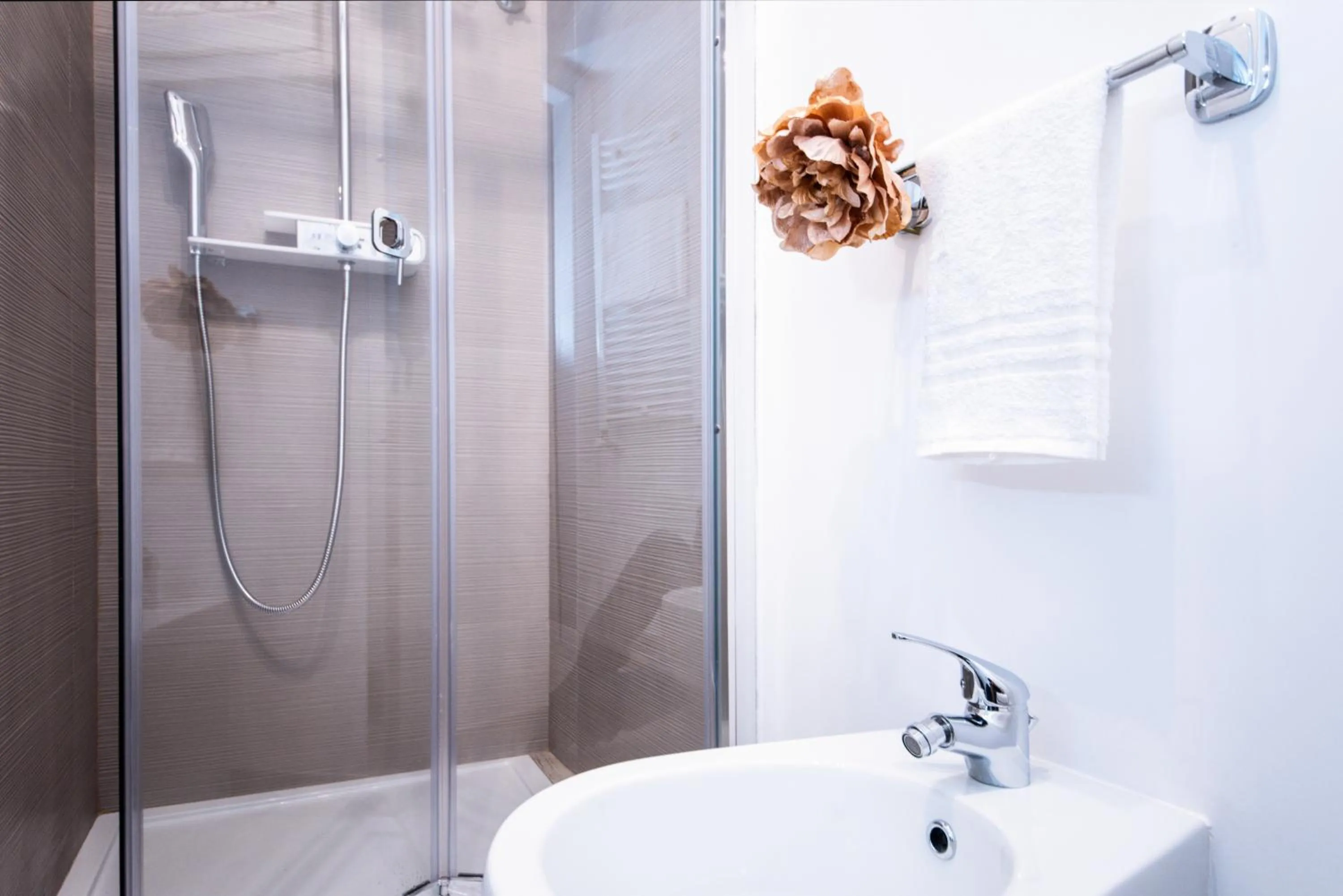 Shower in Sweet Arco Farnese