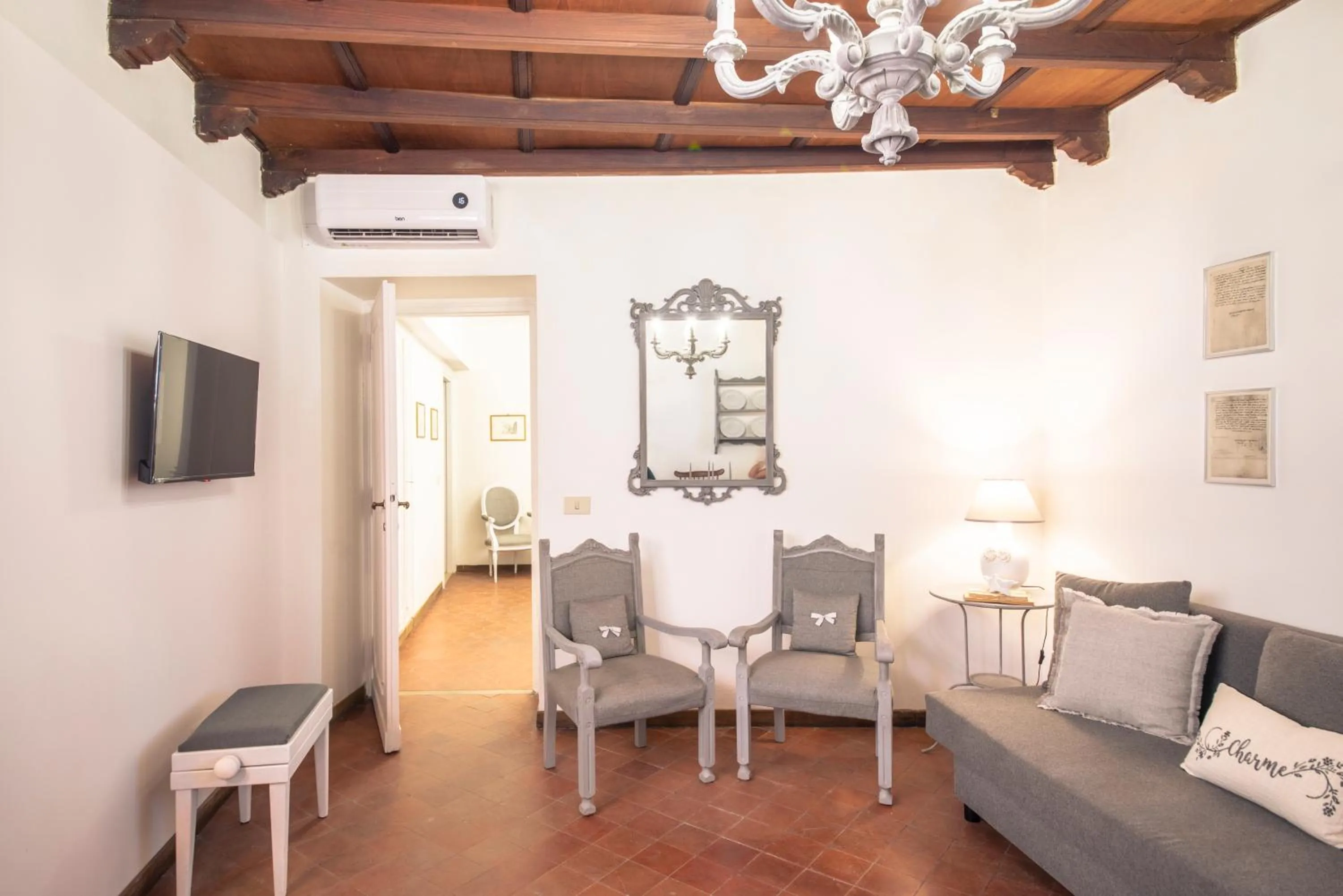 Communal lounge/ TV room in Sweet Arco Farnese