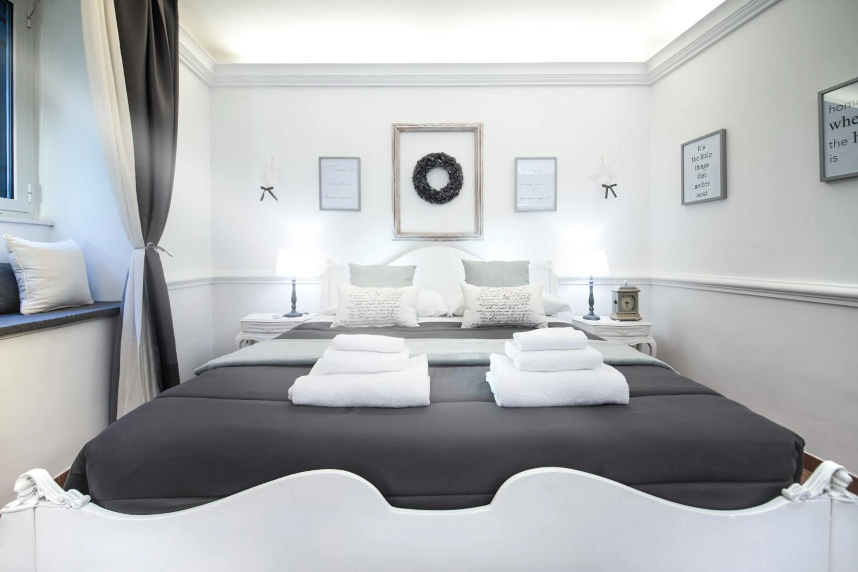 Decorative detail, Bed in Sweet Arco Farnese