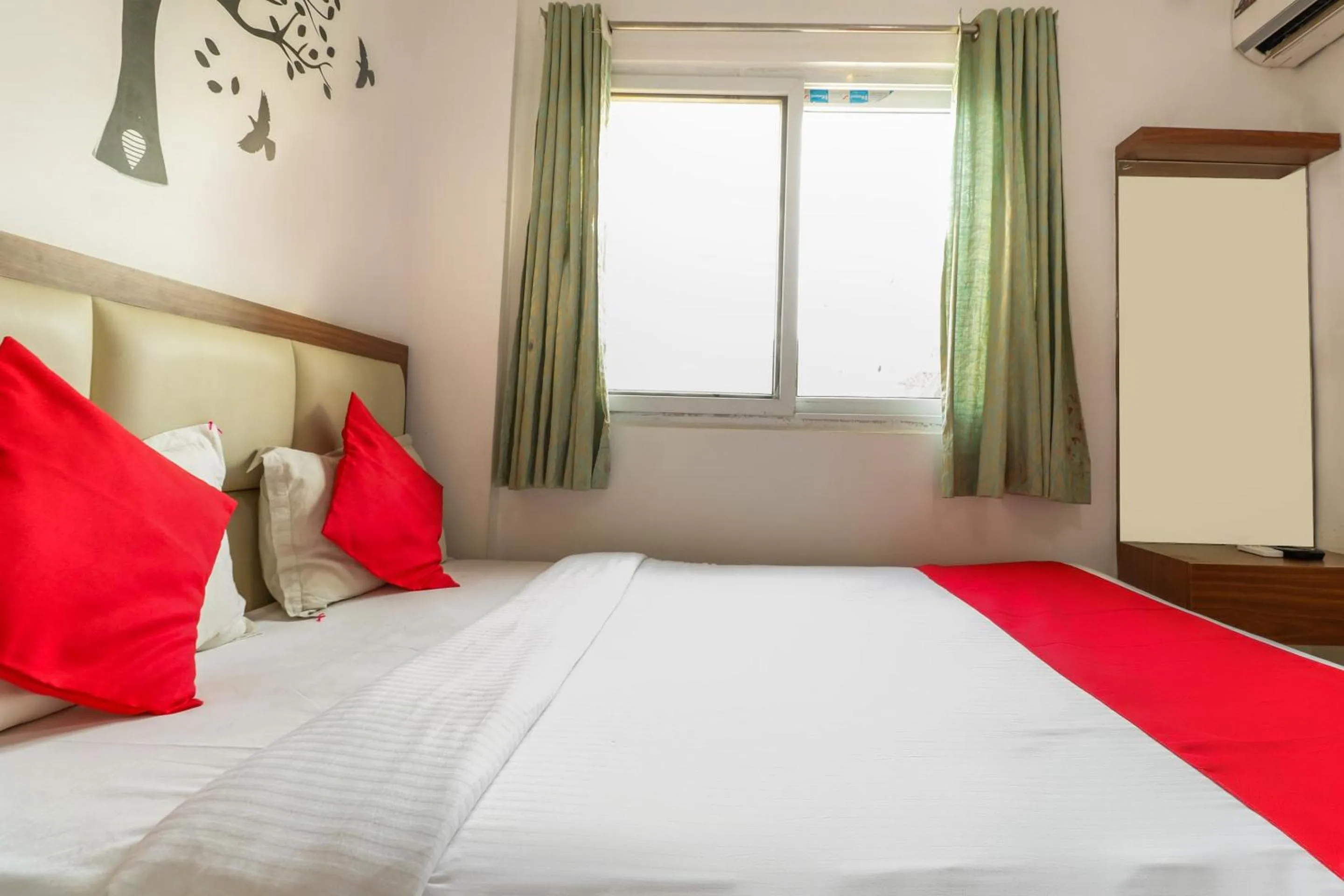 Bedroom, Bed in Hotel O The Royal Park