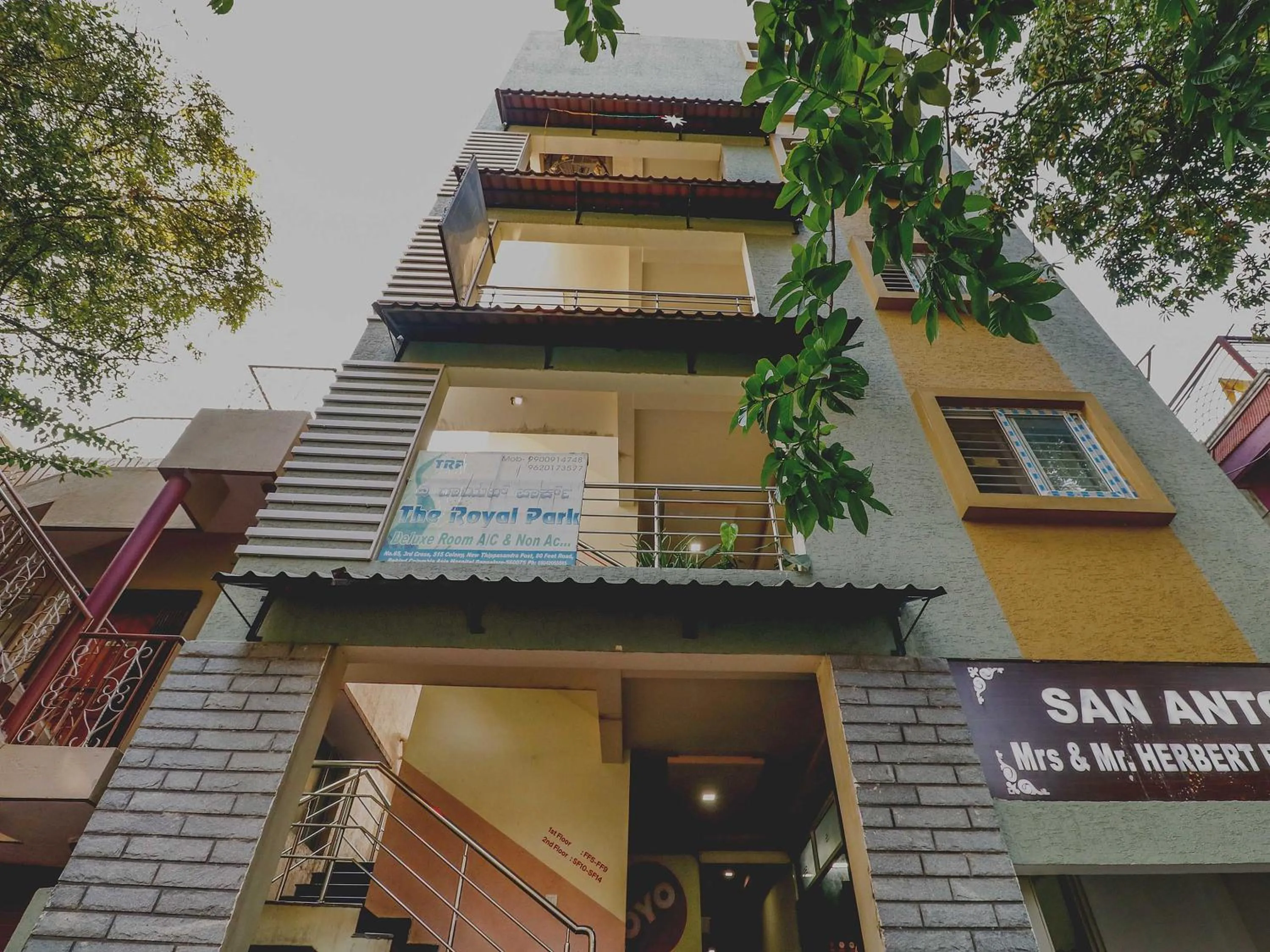 Facade/entrance in Hotel O The Royal Park