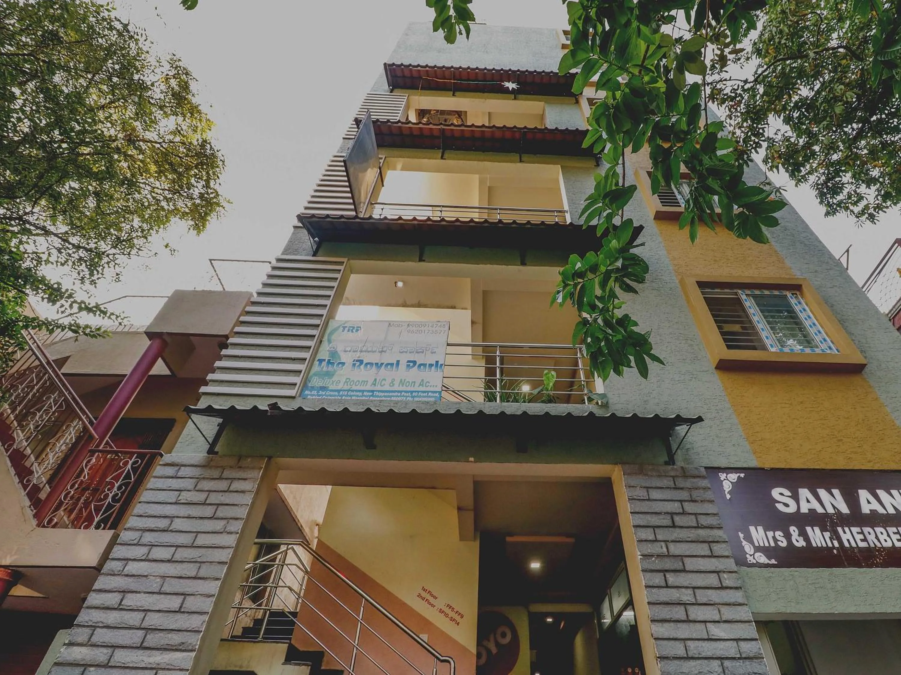 Facade/entrance in Hotel O The Royal Park