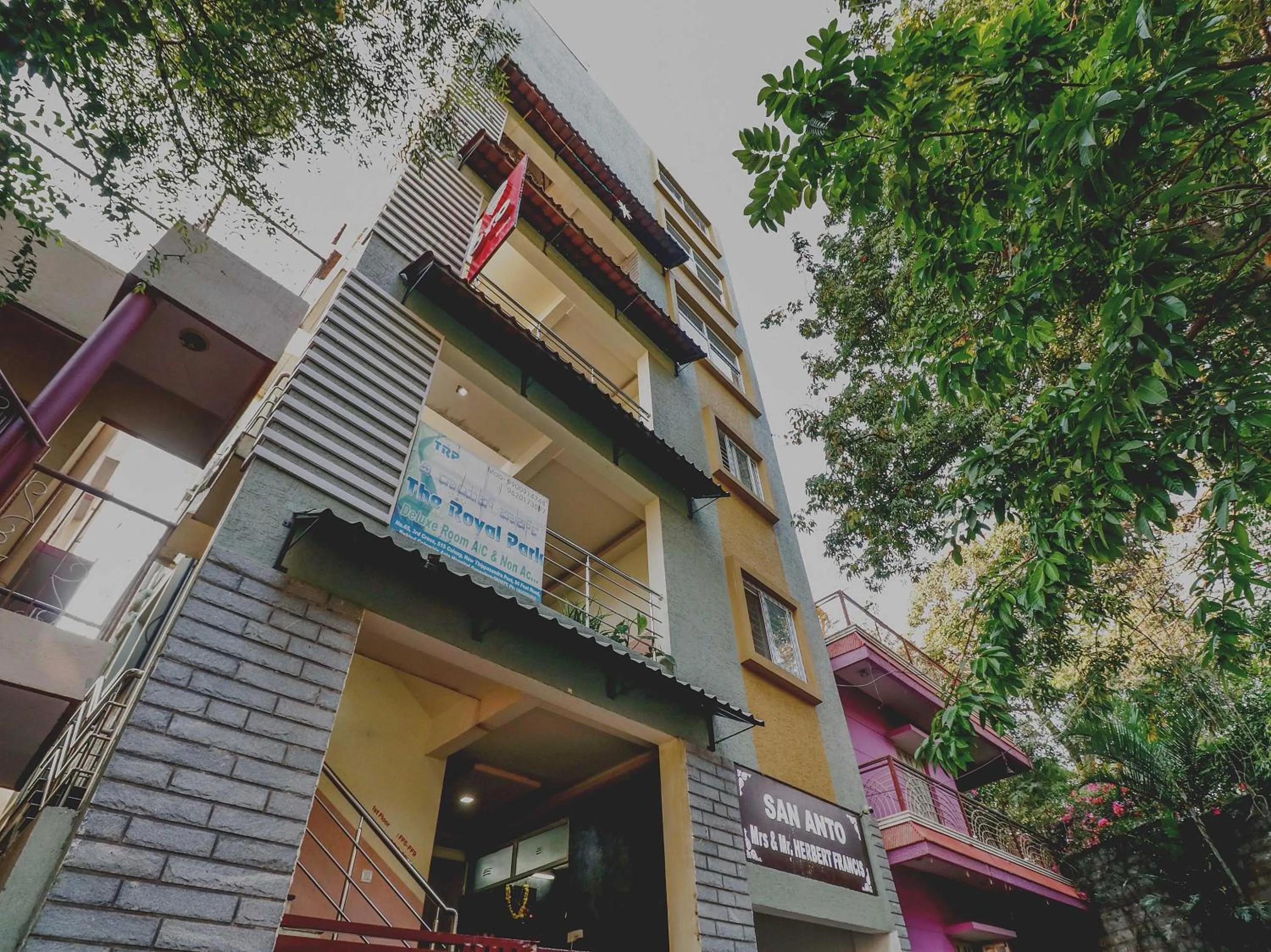 Facade/entrance in Hotel O The Royal Park