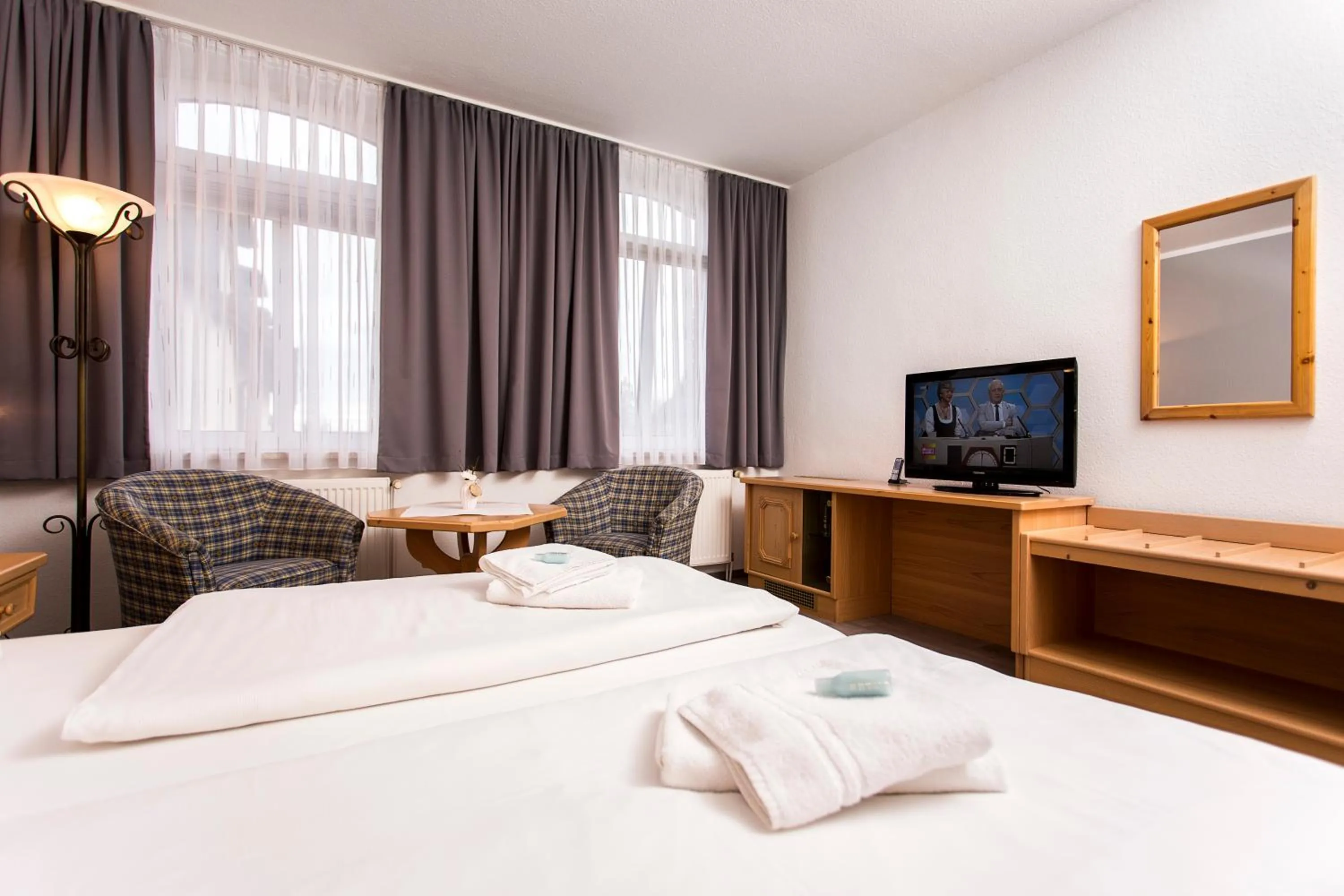 Photo of the whole room, Bed in Der Bayerische Hof