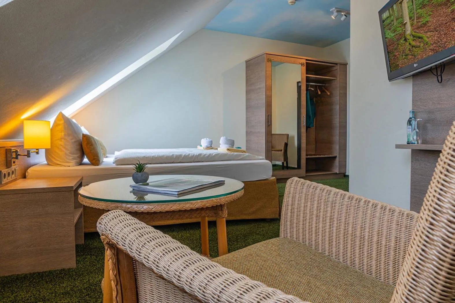 Photo of the whole room, Bed in Der Bayerische Hof