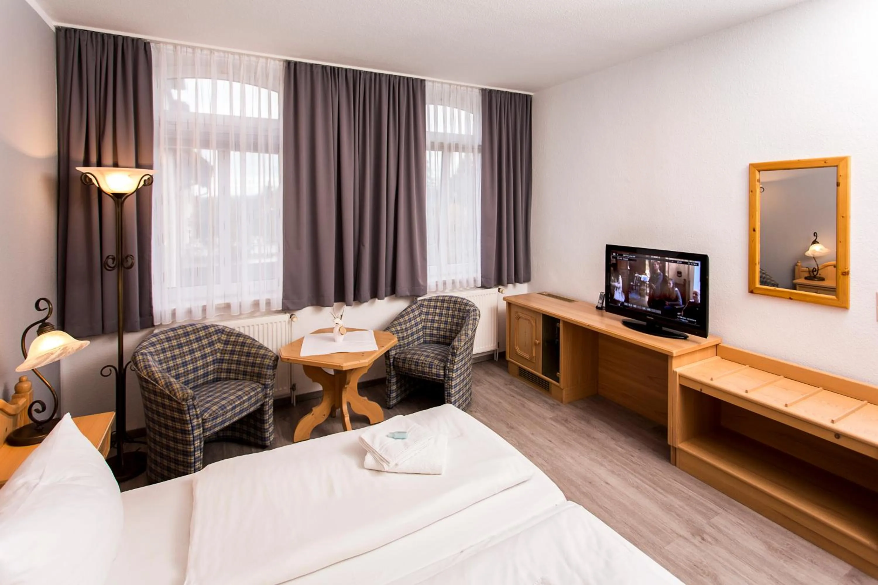 Photo of the whole room, Bed in Der Bayerische Hof