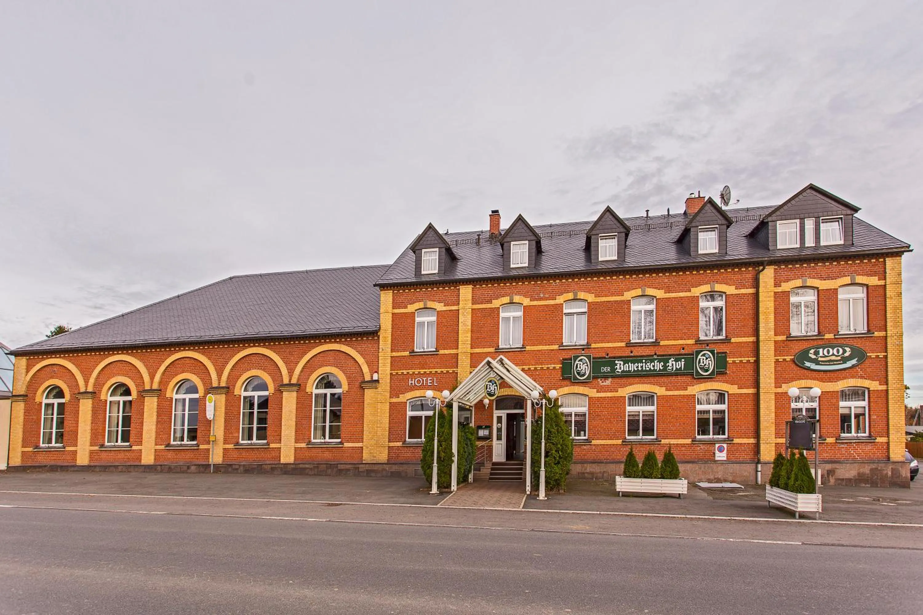 Facade/entrance in Der Bayerische Hof