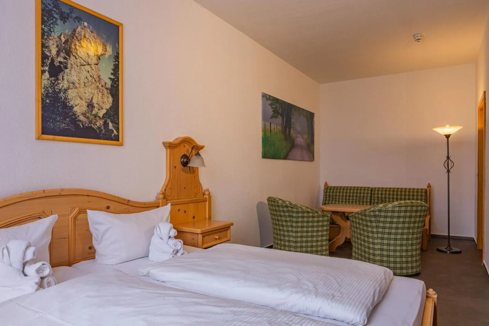 Photo of the whole room, Bed in Der Bayerische Hof