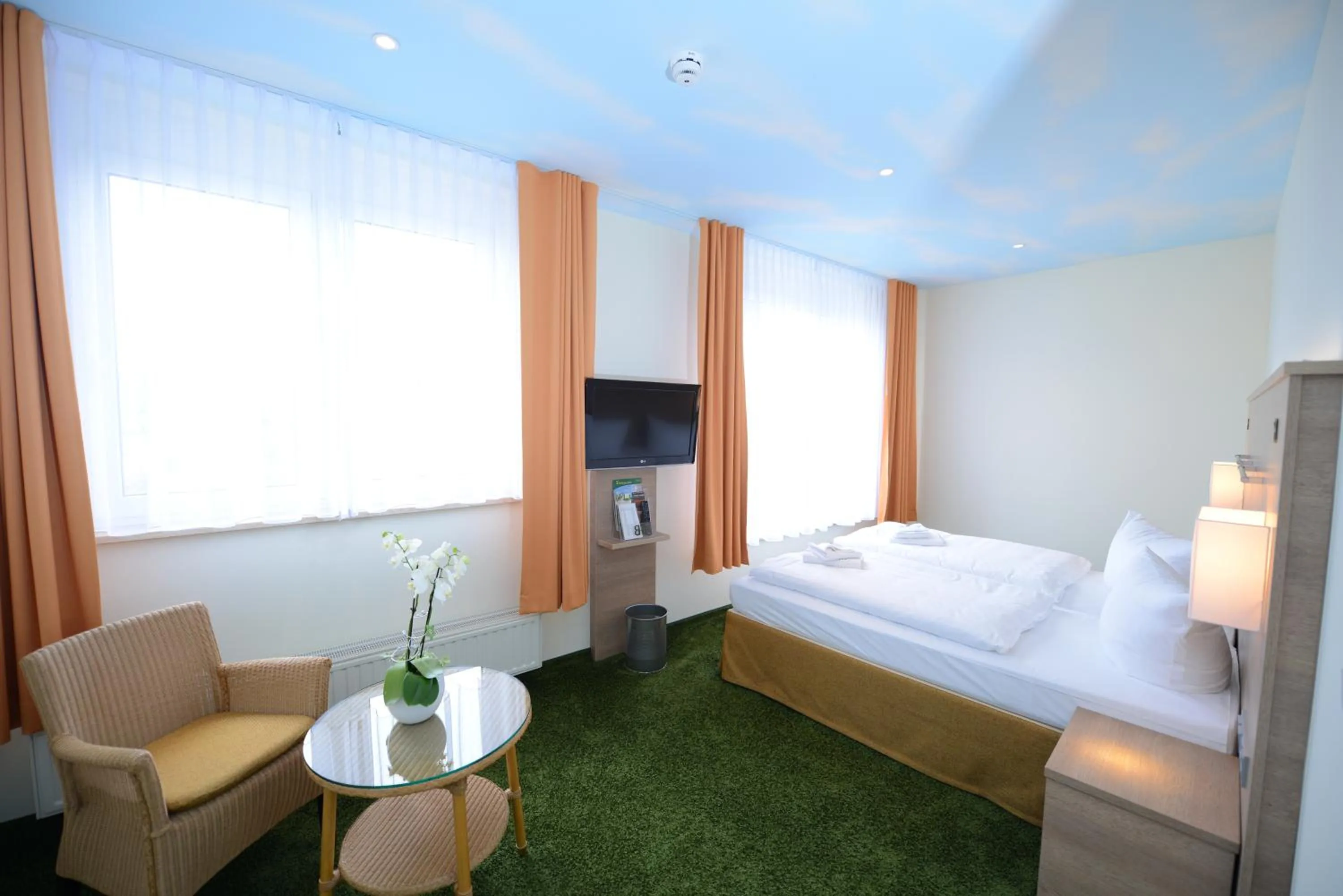 Photo of the whole room, Bed in Der Bayerische Hof