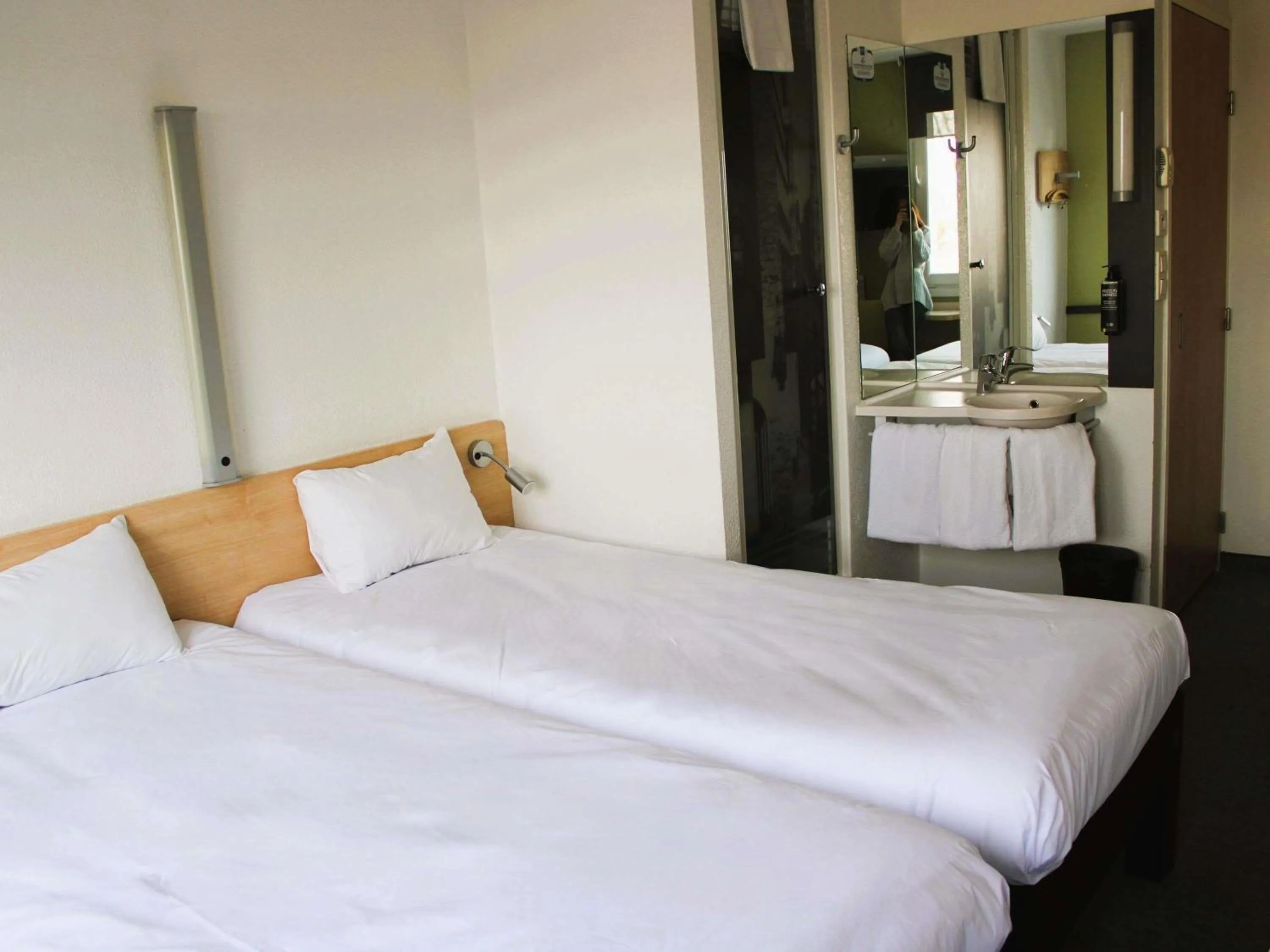 Bedroom, Bed in ibis budget Wrocław Stadion