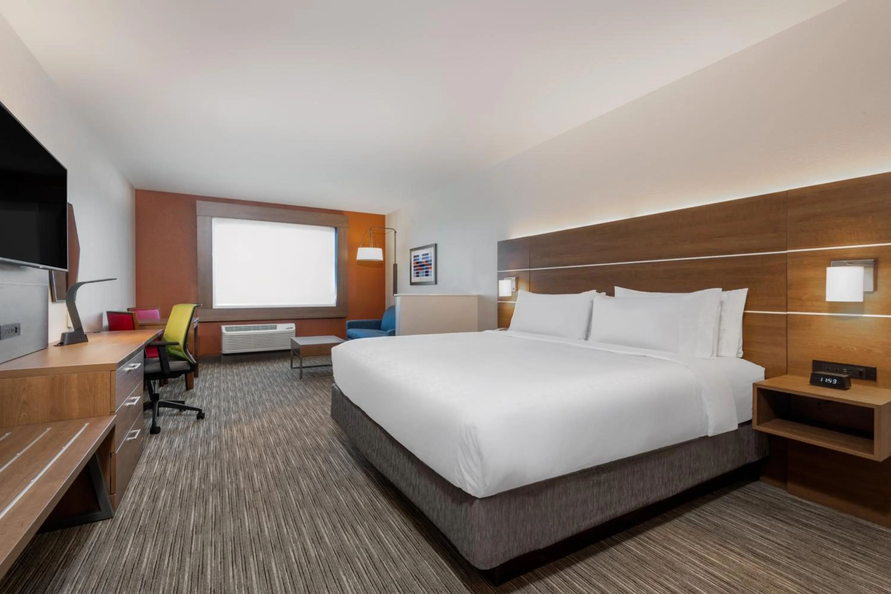Guests, Bed in Holiday Inn Express & Suites - Colorado Springs South I-25 by IHG