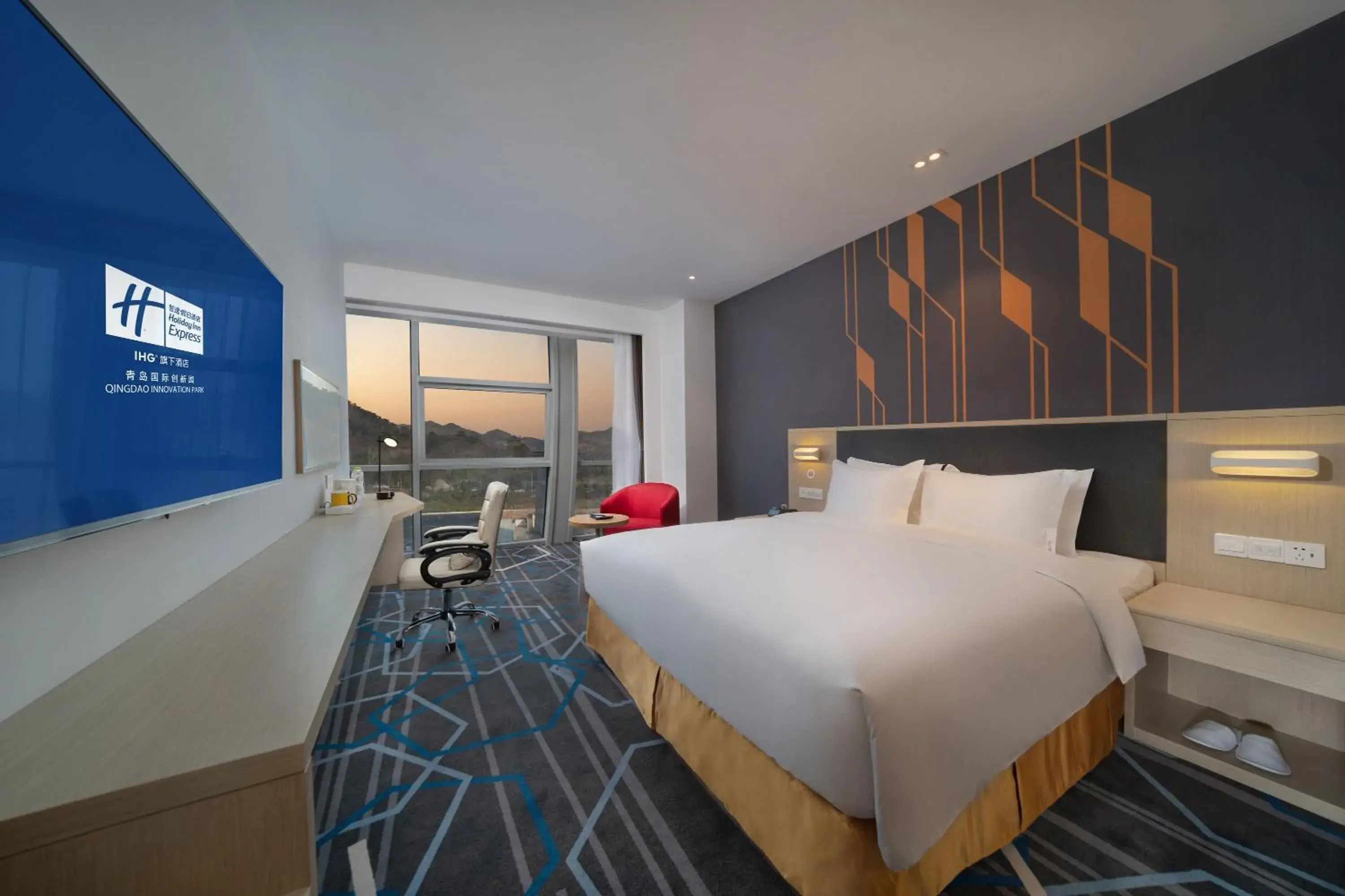 Standard King Room - High Floor in Holiday Inn Express Qingdao Innovation Park by IHG Standard King Room - High Floor in Holiday Inn Express Qingdao Innovation Park by IHG