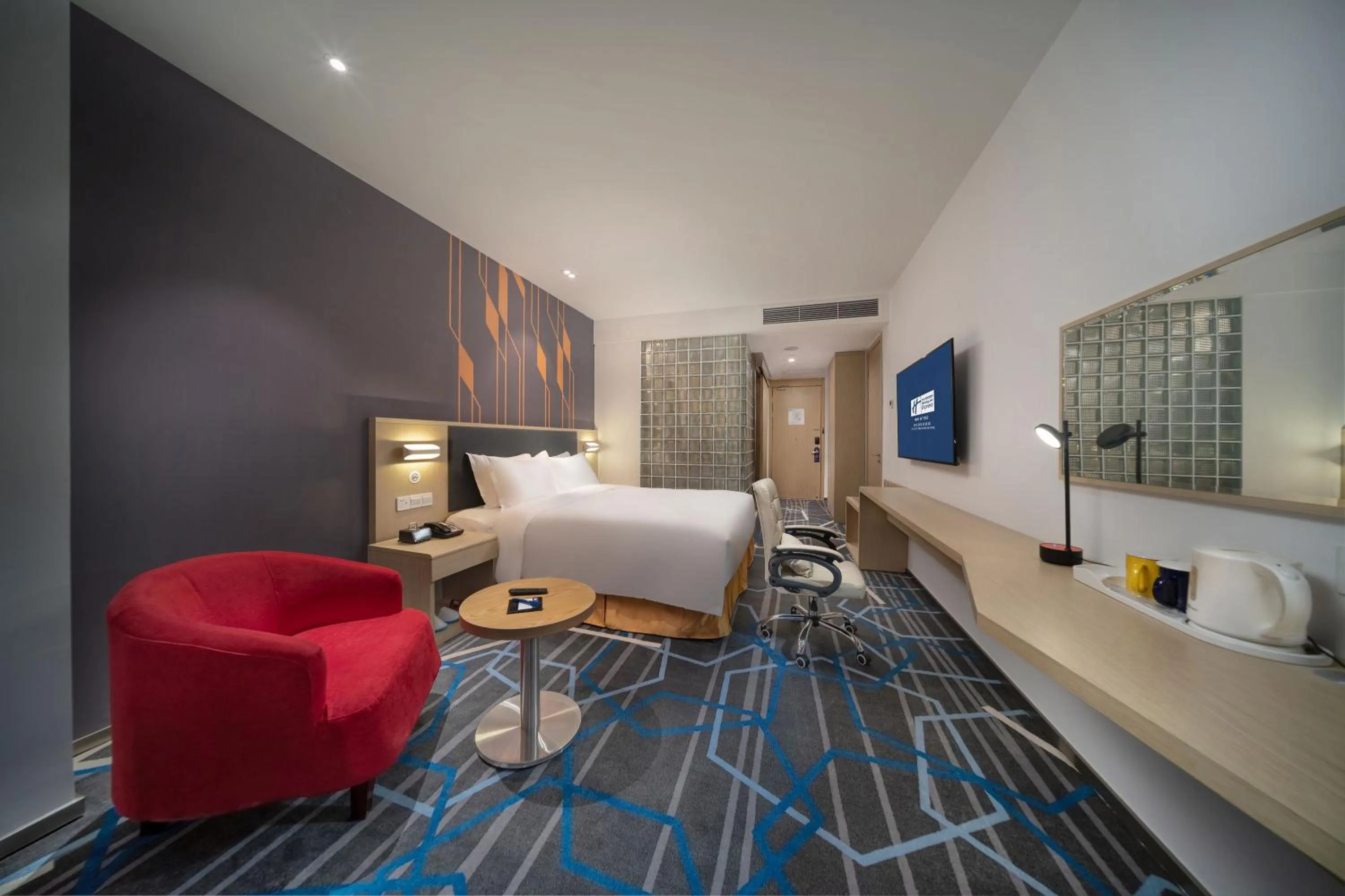 Photo of the whole room, Bed in Holiday Inn Express Qingdao Innovation Park by IHG