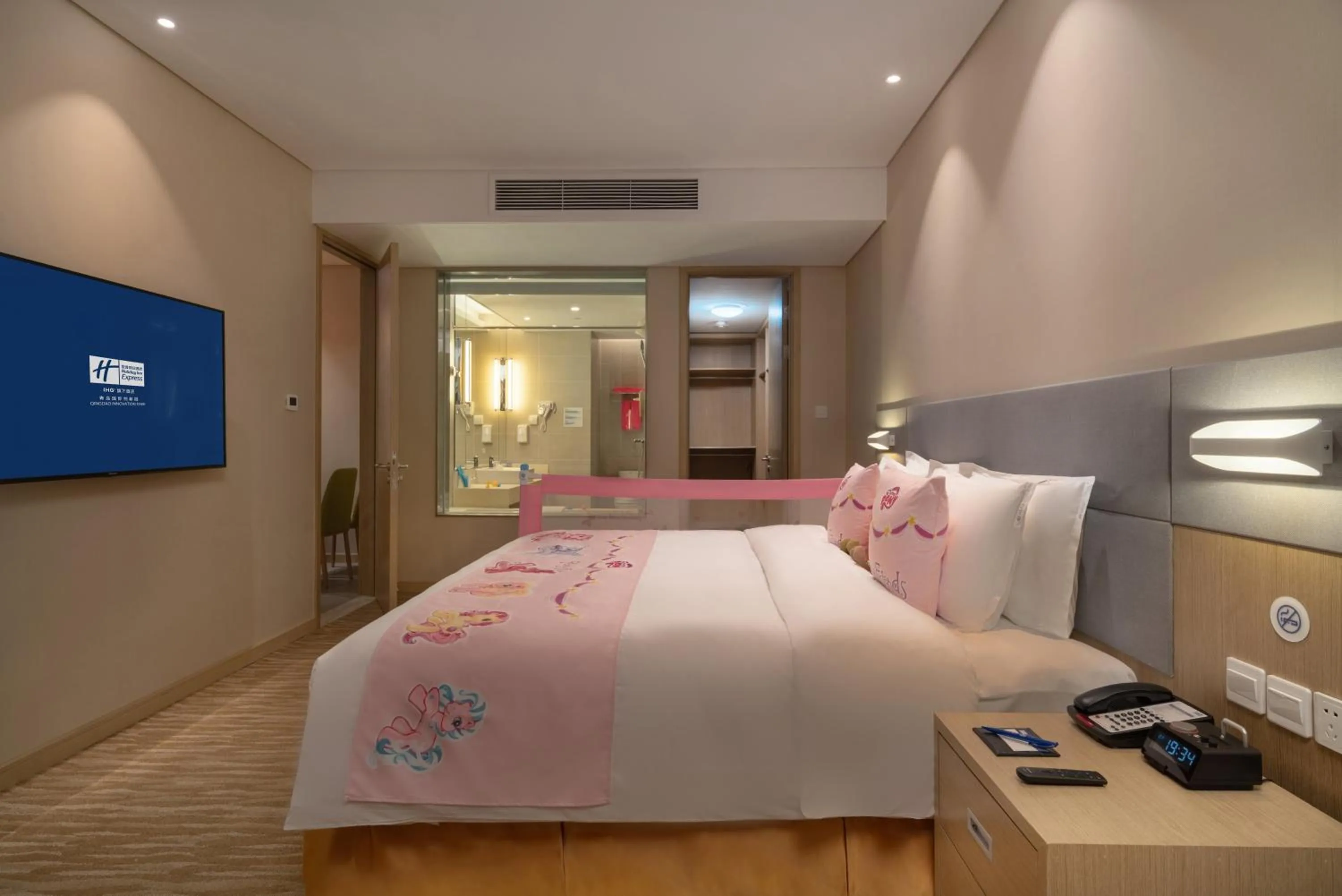 Photo of the whole room, Bed in Holiday Inn Express Qingdao Innovation Park by IHG