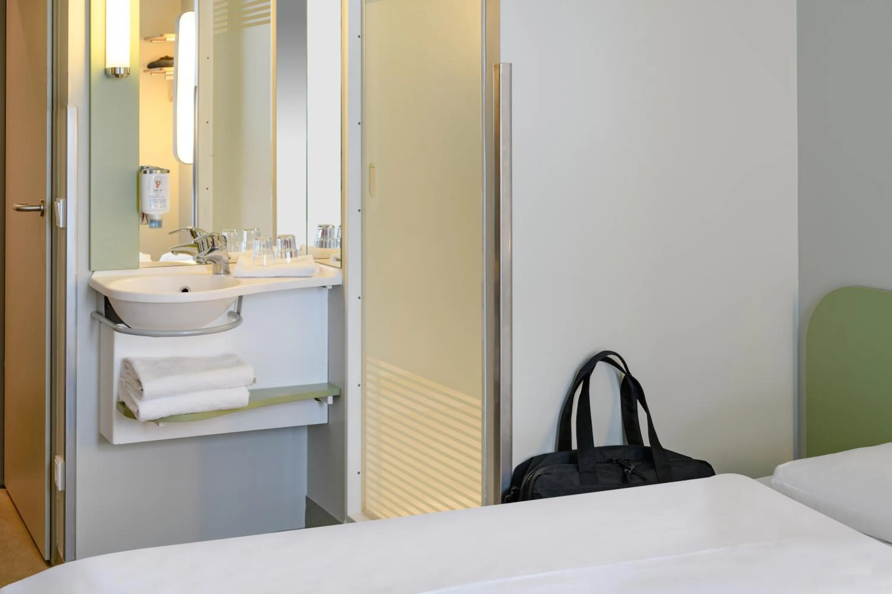 Bathroom, Bed in ibis budget Berlin Alexanderplatz