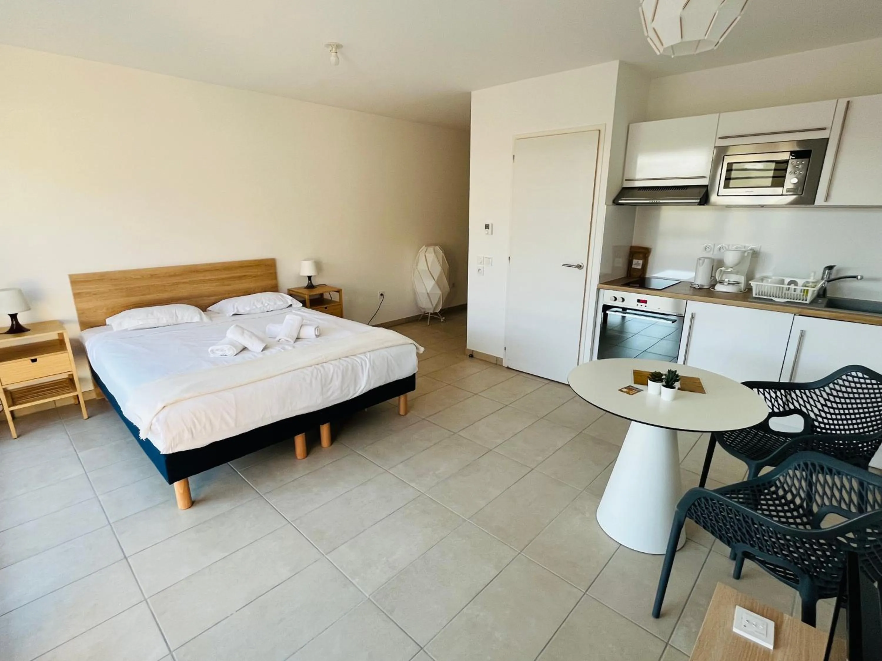 Kitchen or kitchenette, Bed in Les Patios de St-Pierre