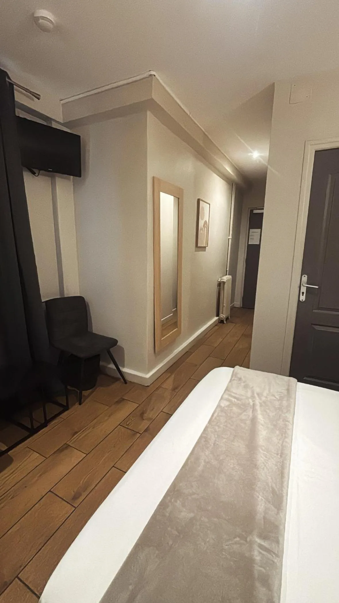 Photo of the whole room, Bed in LAFAYETTE HOTEL