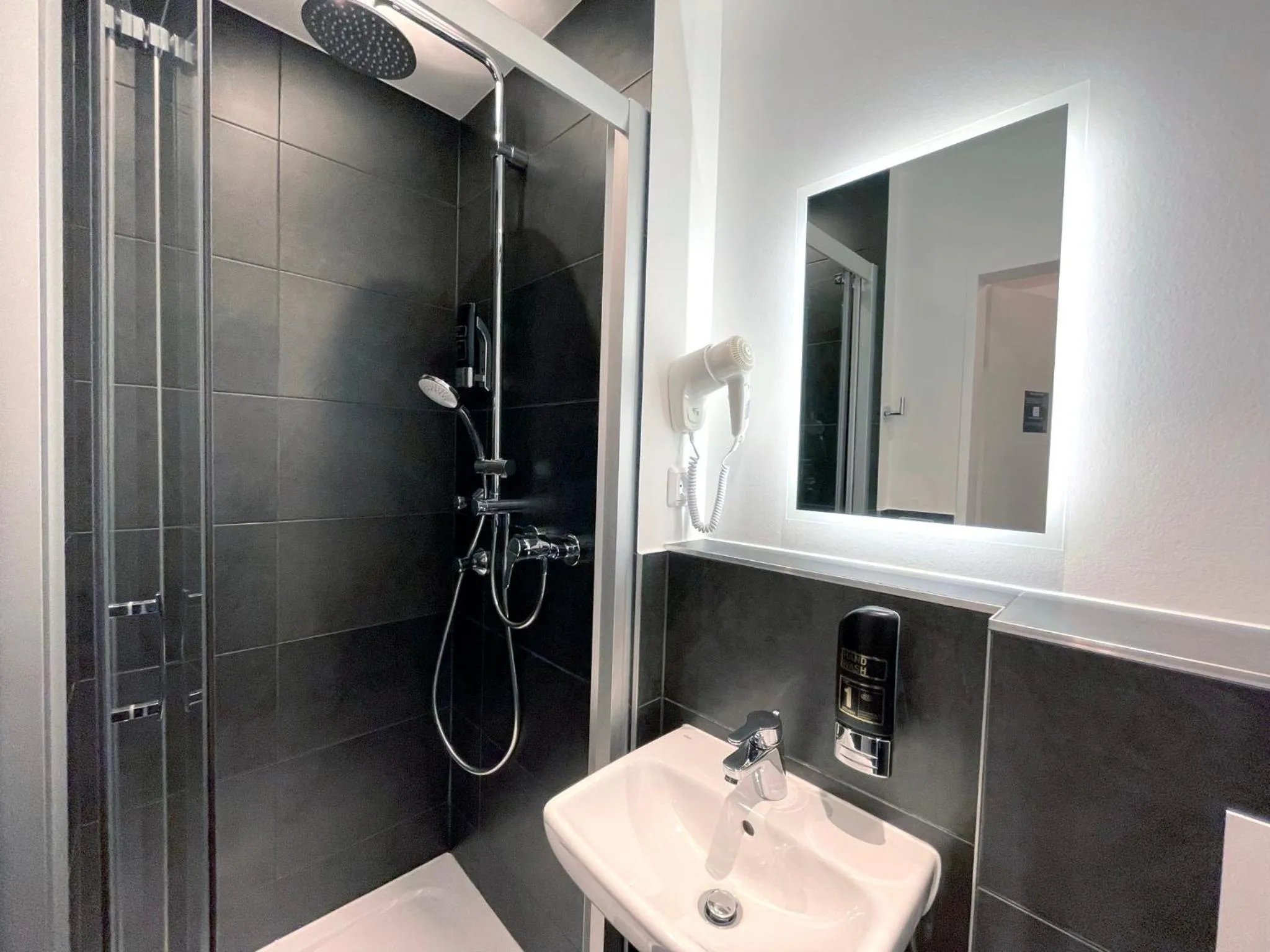 Bathroom in SMARTY Cologne Dom Hotel - Boardinghouse - KONTAKTLOSER SELF CHECK-IN