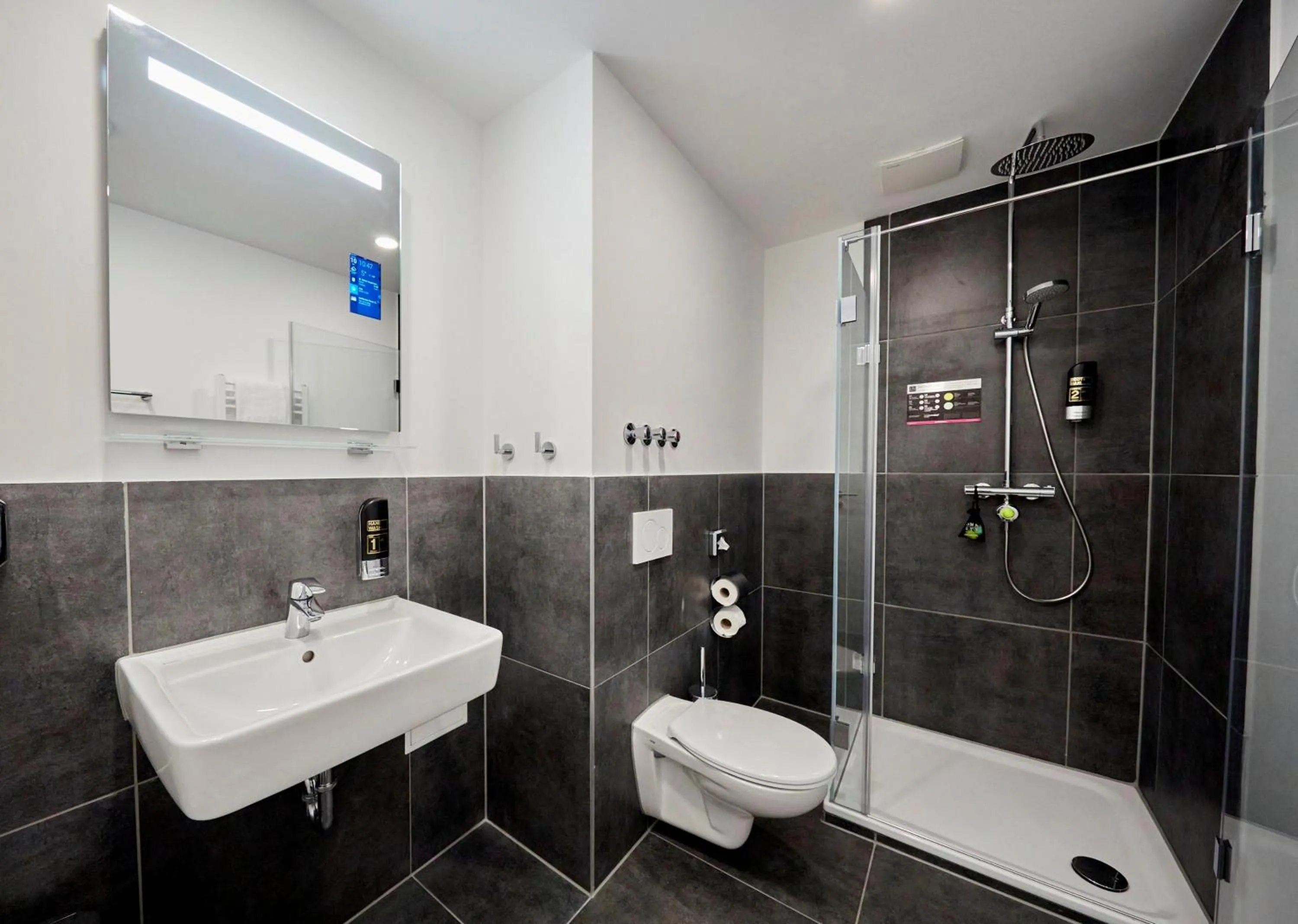 Bathroom in SMARTY Cologne Dom Hotel - Boardinghouse - KONTAKTLOSER SELF CHECK-IN