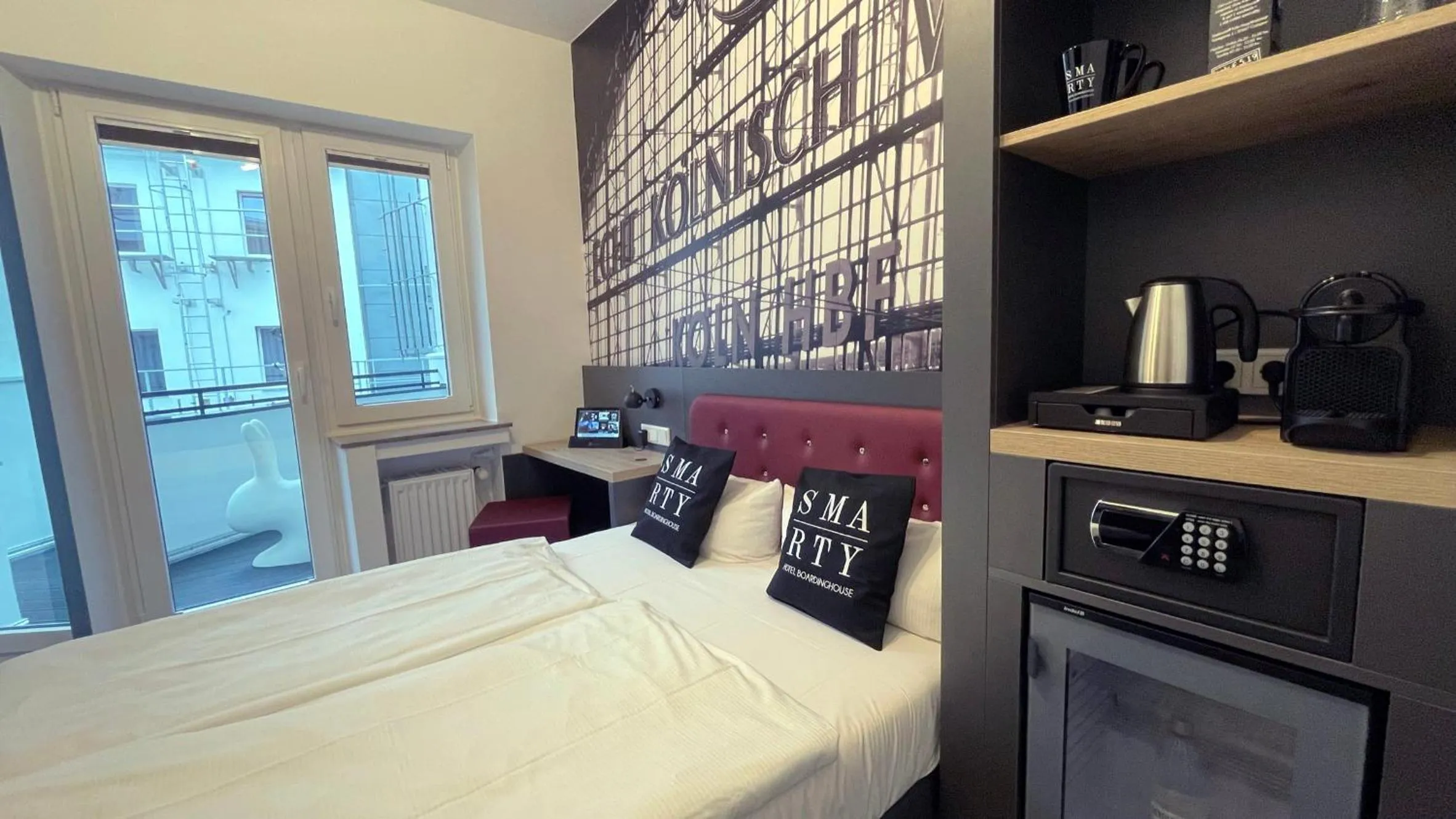 Photo of the whole room, Bed in SMARTY Cologne Dom Hotel - Boardinghouse - KONTAKTLOSER SELF CHECK-IN