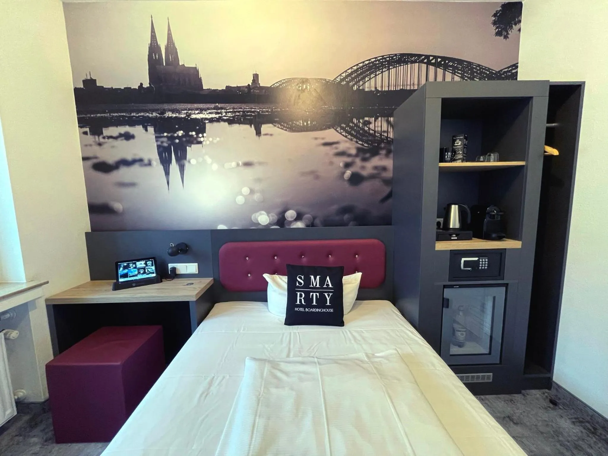 Photo of the whole room, Bed in SMARTY Cologne Dom Hotel - Boardinghouse - KONTAKTLOSER SELF CHECK-IN