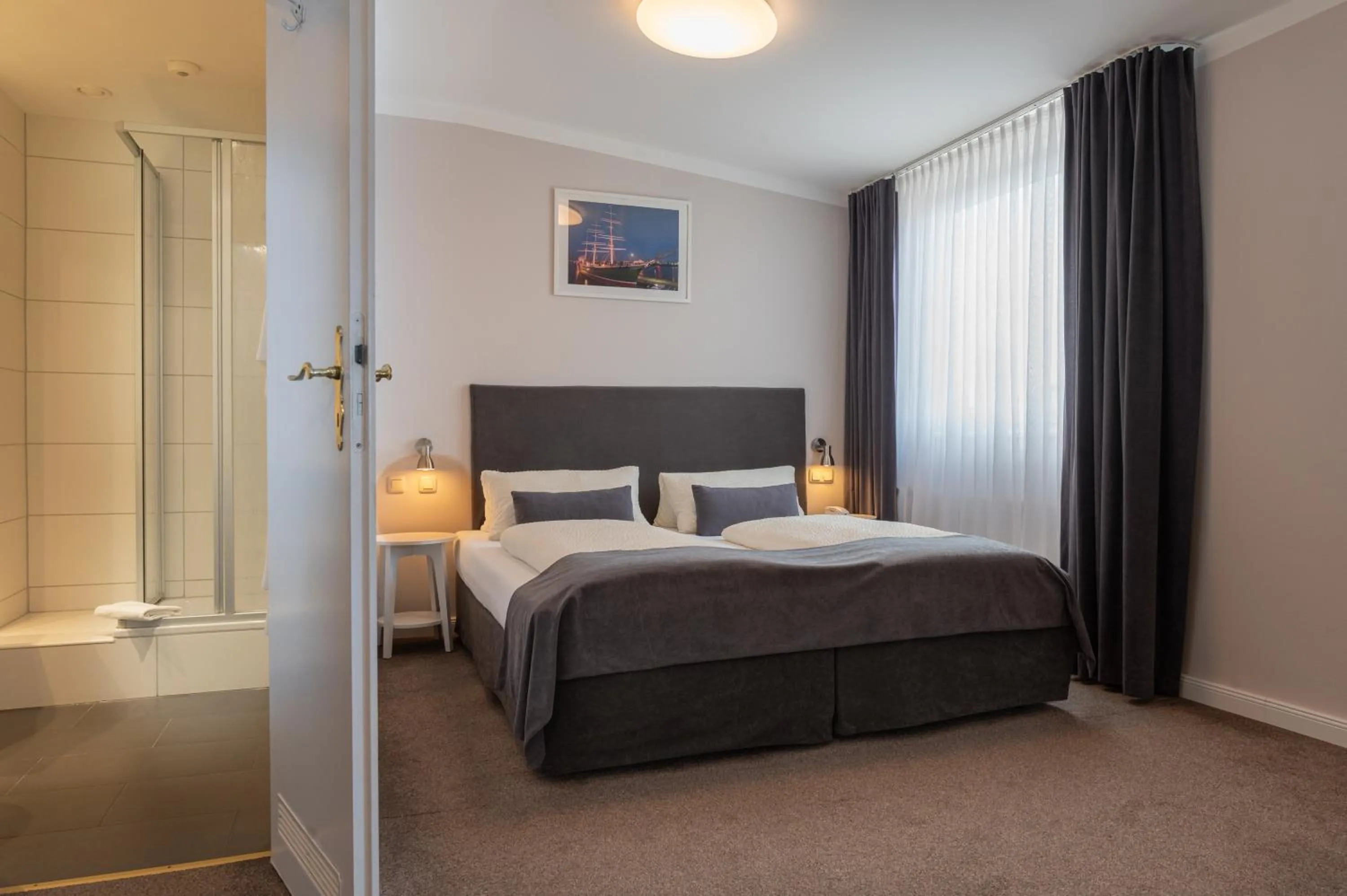 Photo of the whole room, Bed in Hotel Commodore