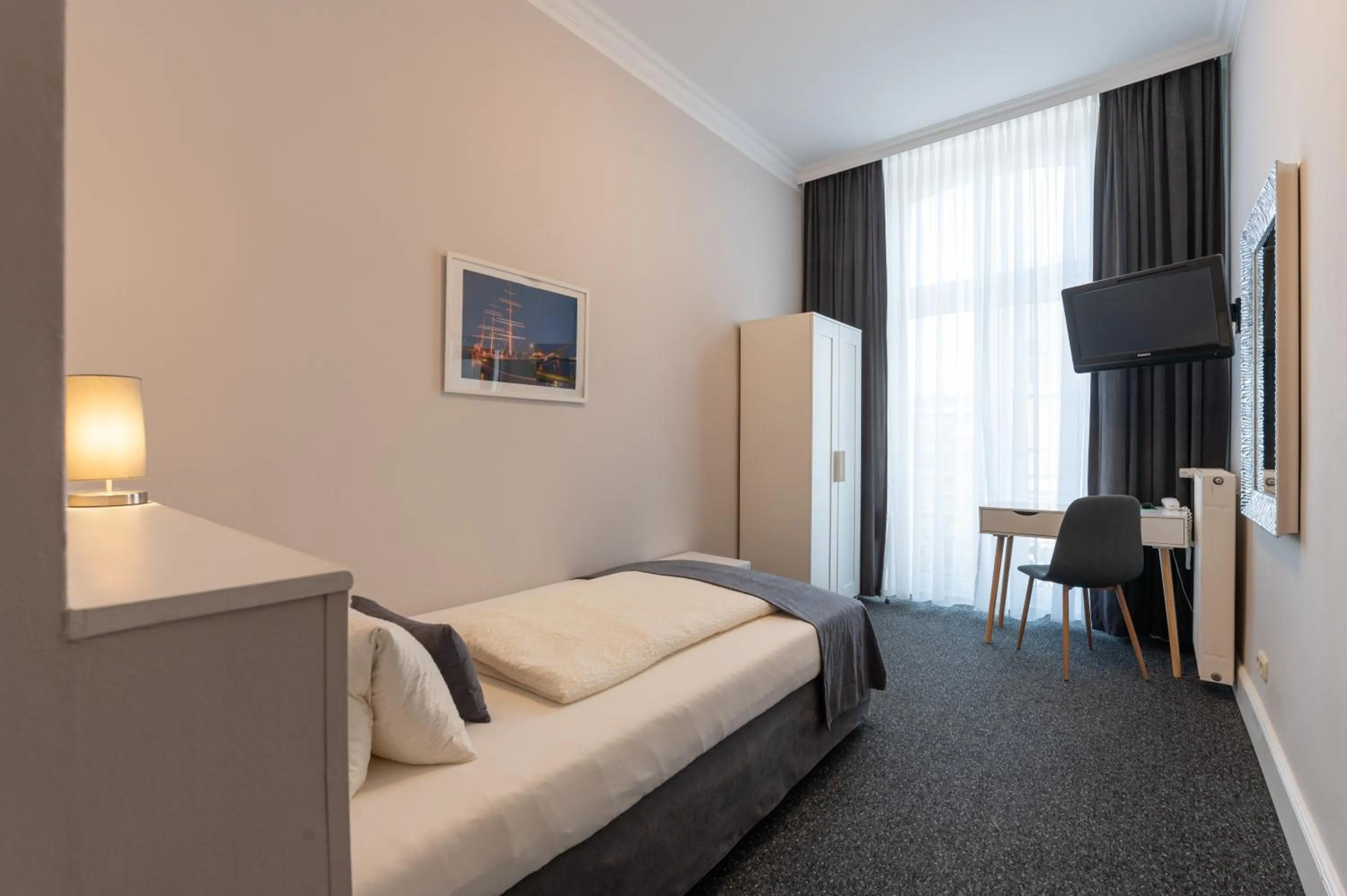 Photo of the whole room, Bed in Hotel Commodore