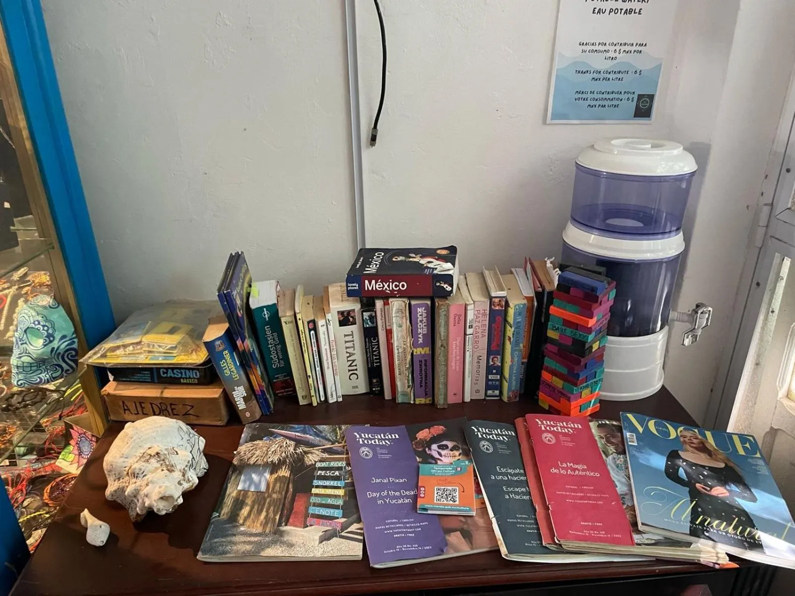 Library in La Casa del Kéej Hostel