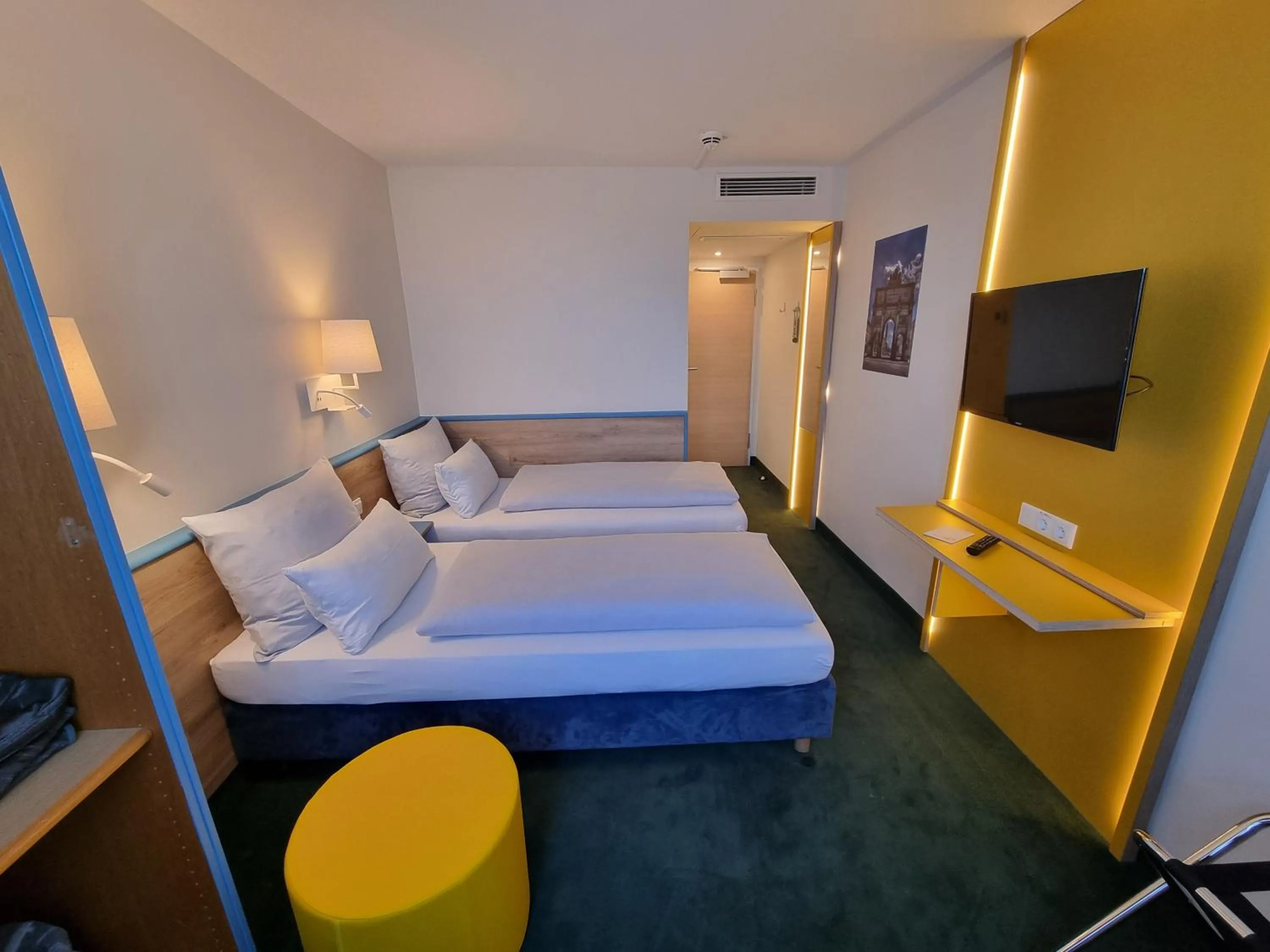 Large Double or Twin Room in myMINGA13 - Hotel & serviced Apartments