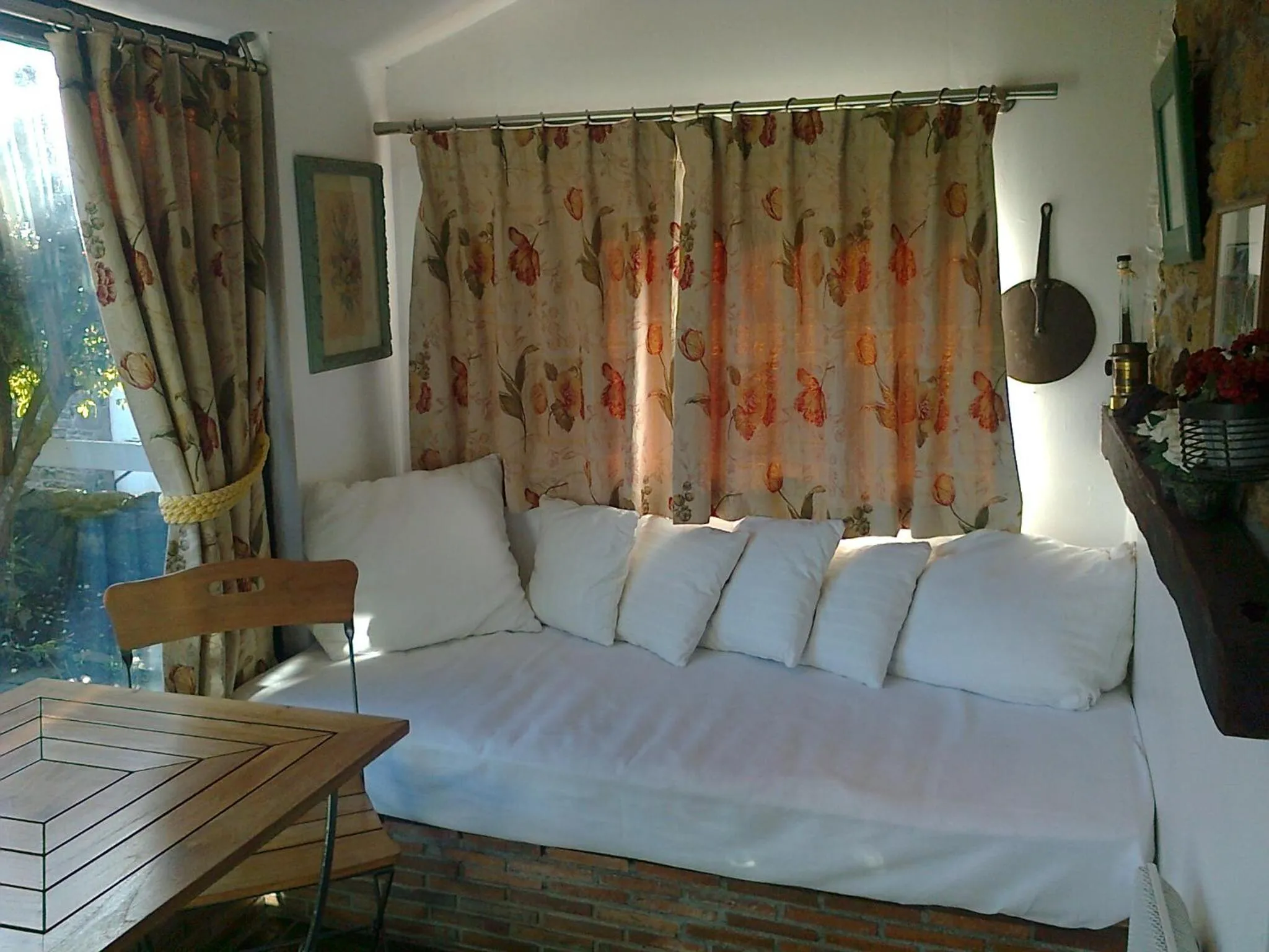 Living room, Bed in GIVERNY COTTAGE