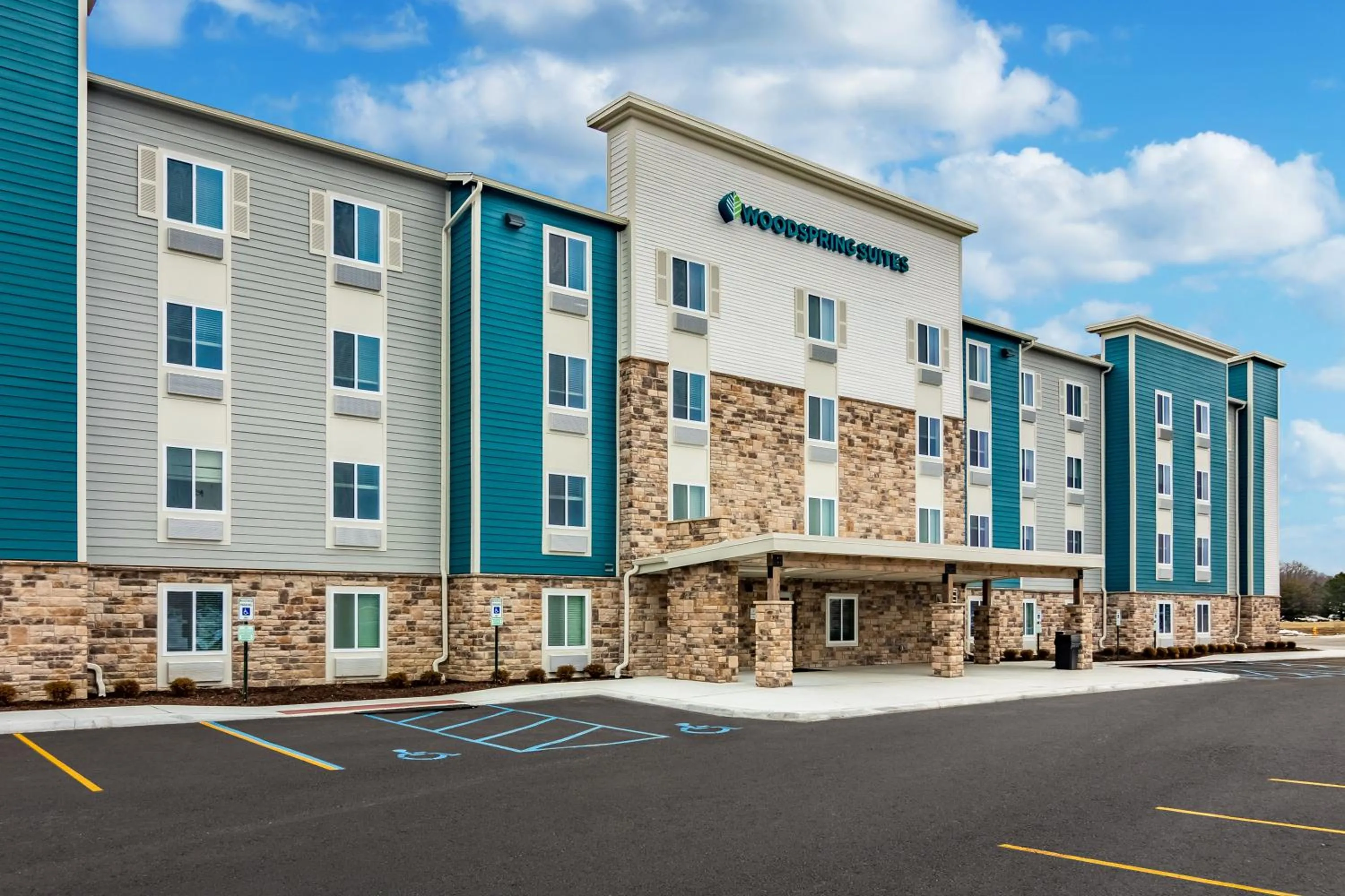 Property building in WoodSpring Suites Toledo Maumee