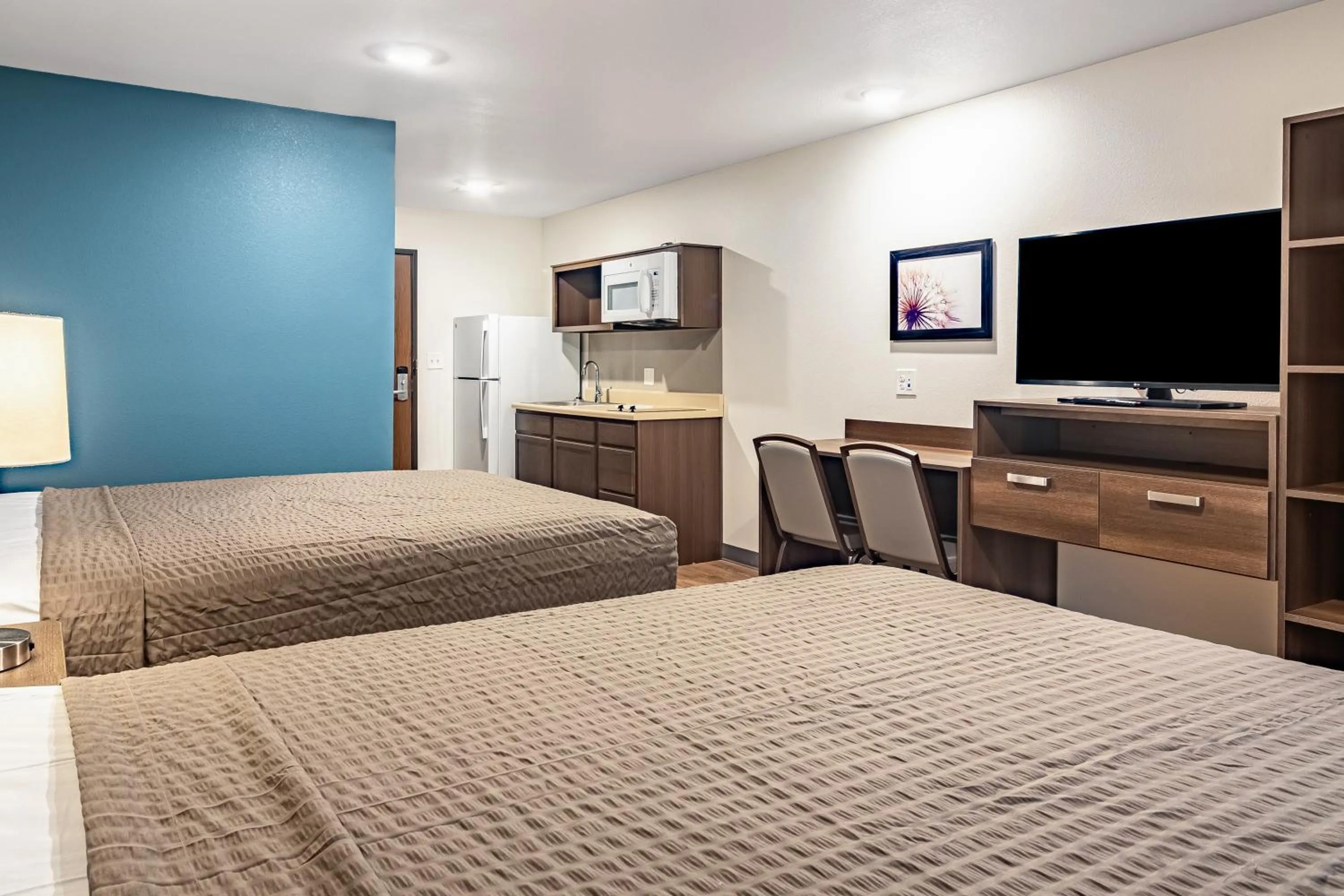 TV and multimedia, Bed in WoodSpring Suites Toledo Maumee