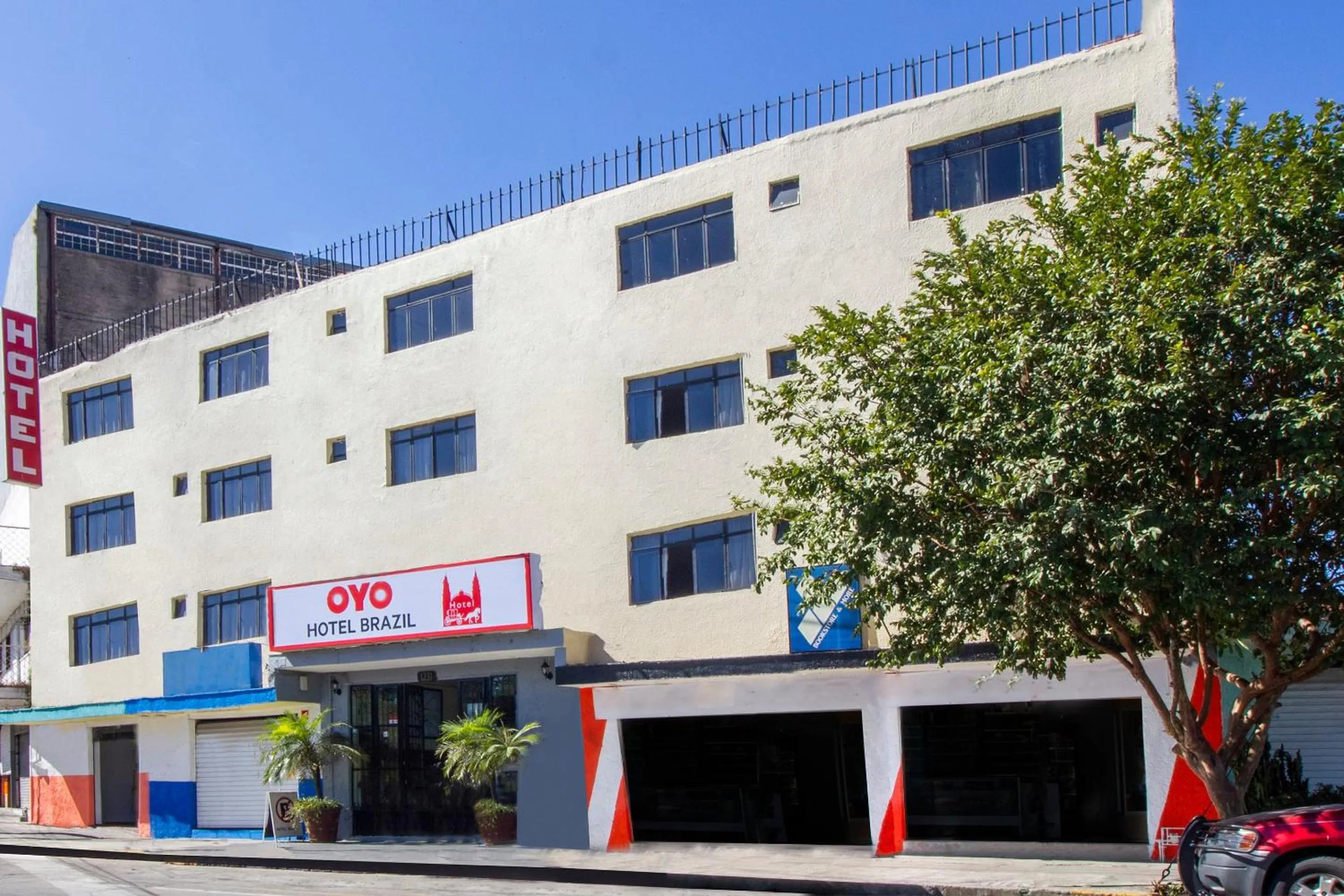 Facade/entrance in OYO Hotel Brazil,Guadalajara,Estadio Jalisco