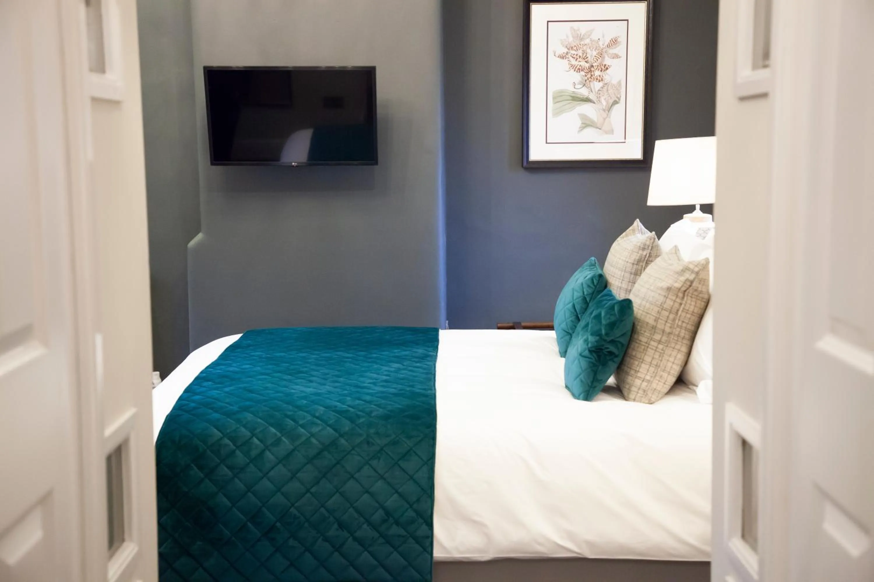 Bedroom, Bed in The Bell - Brunning and Price