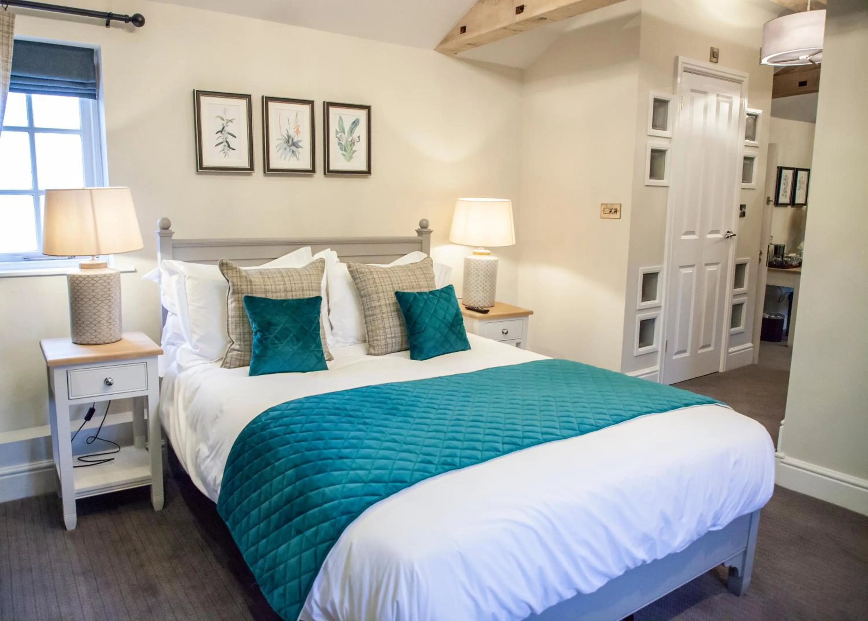 Bedroom, Bed in The Bell - Brunning and Price