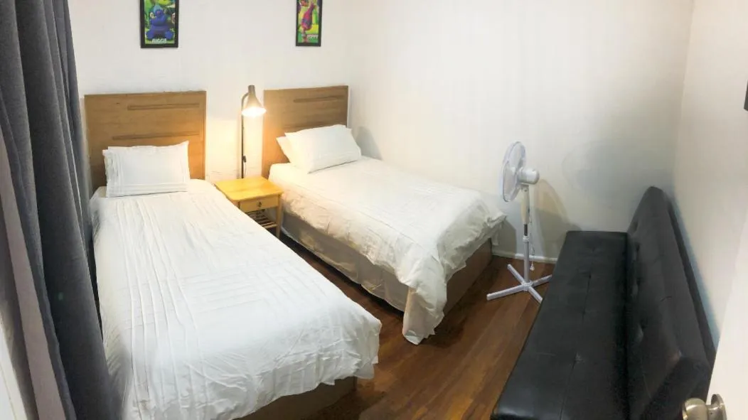 Bed in Low price clean linen and free stuff No 2 plenty of on street parking G1