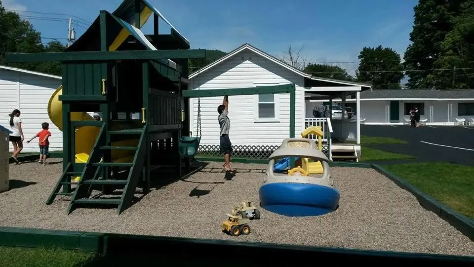 Brookside Motel & Cabins