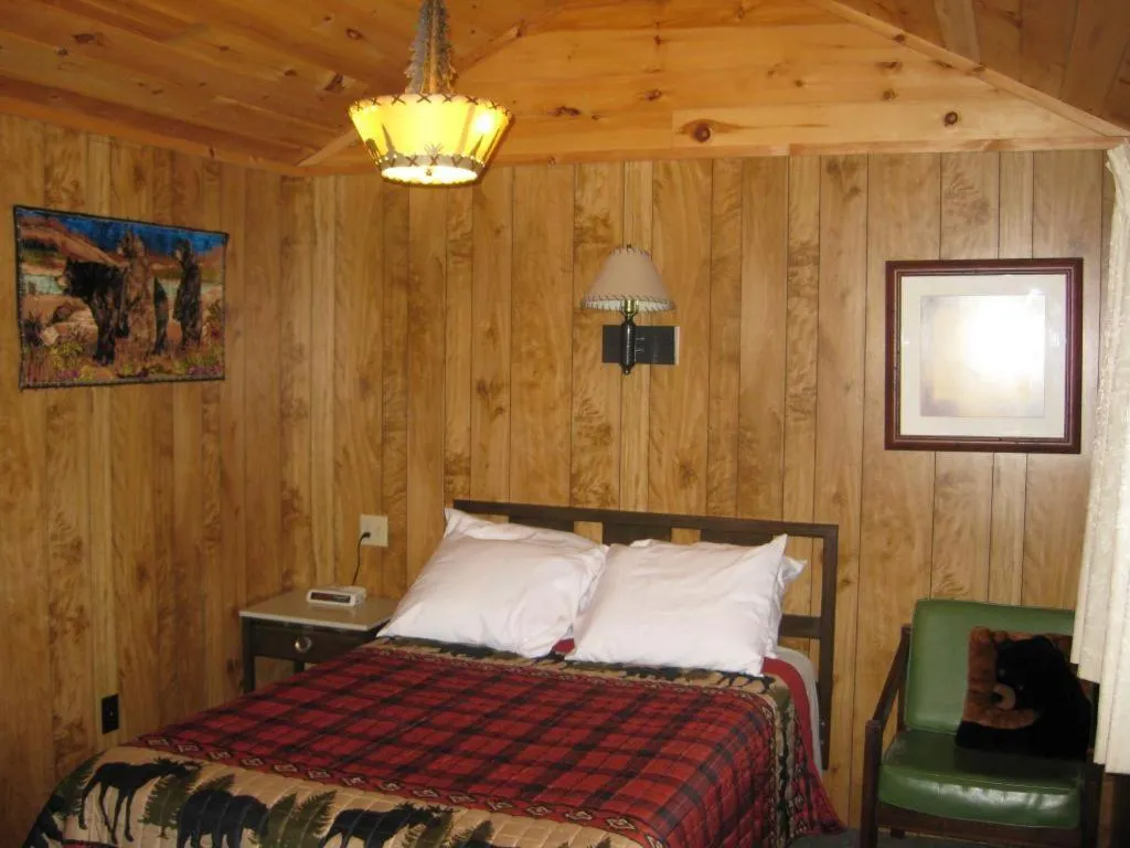 Bed in Brookside Motel & Cabins