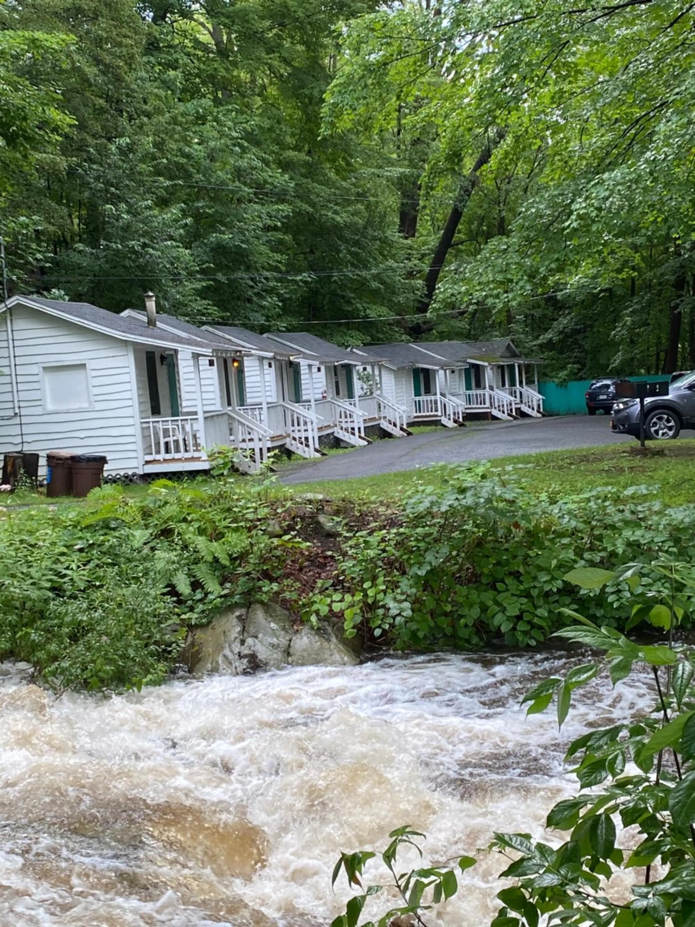 Brookside Motel & Cabins